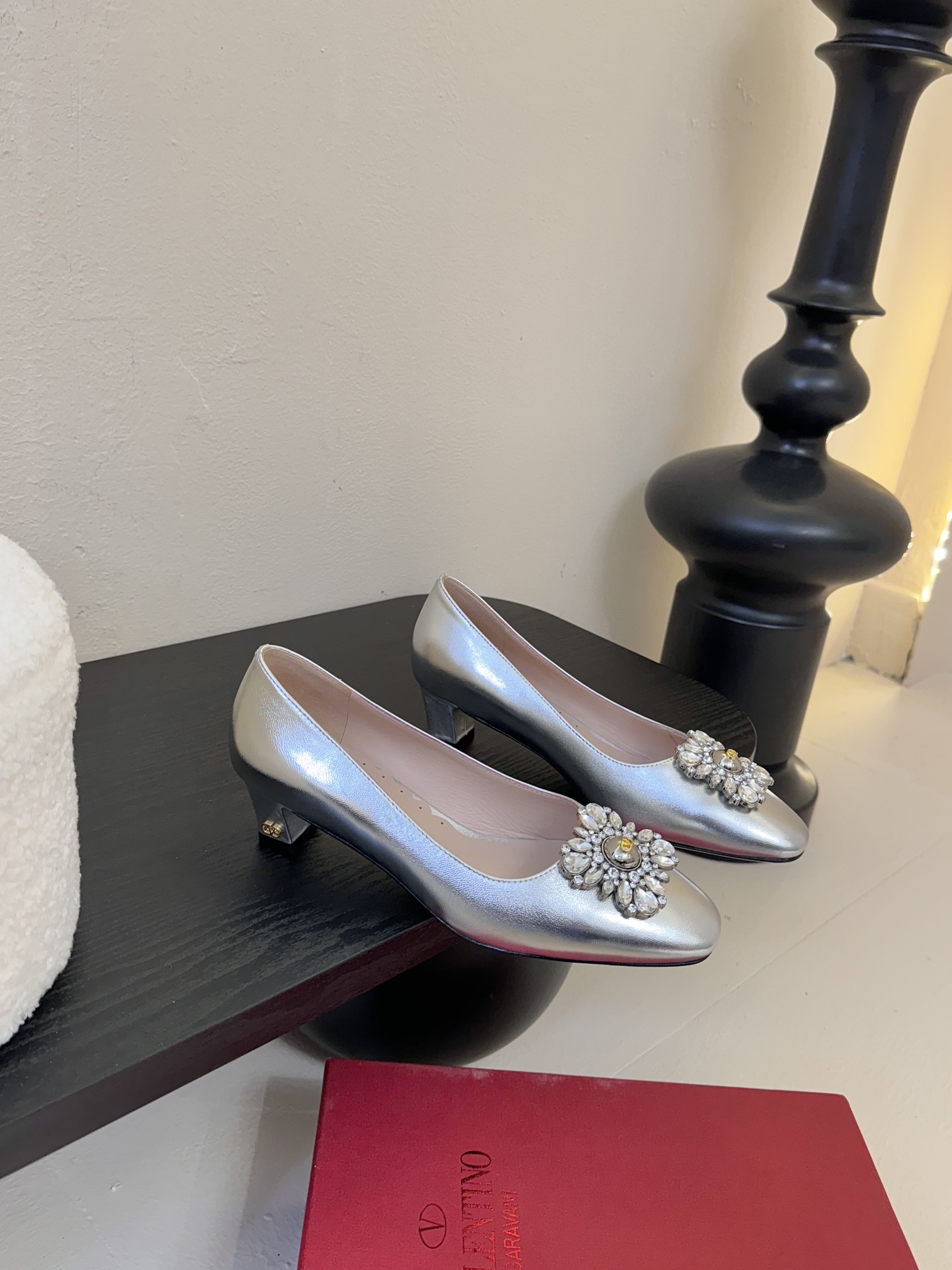 
Valentino/华伦天奴25ss早春
新品水钻扣玛丽珍单鞋
高辨识度的个人风格靠拢
奢华满水钻设计