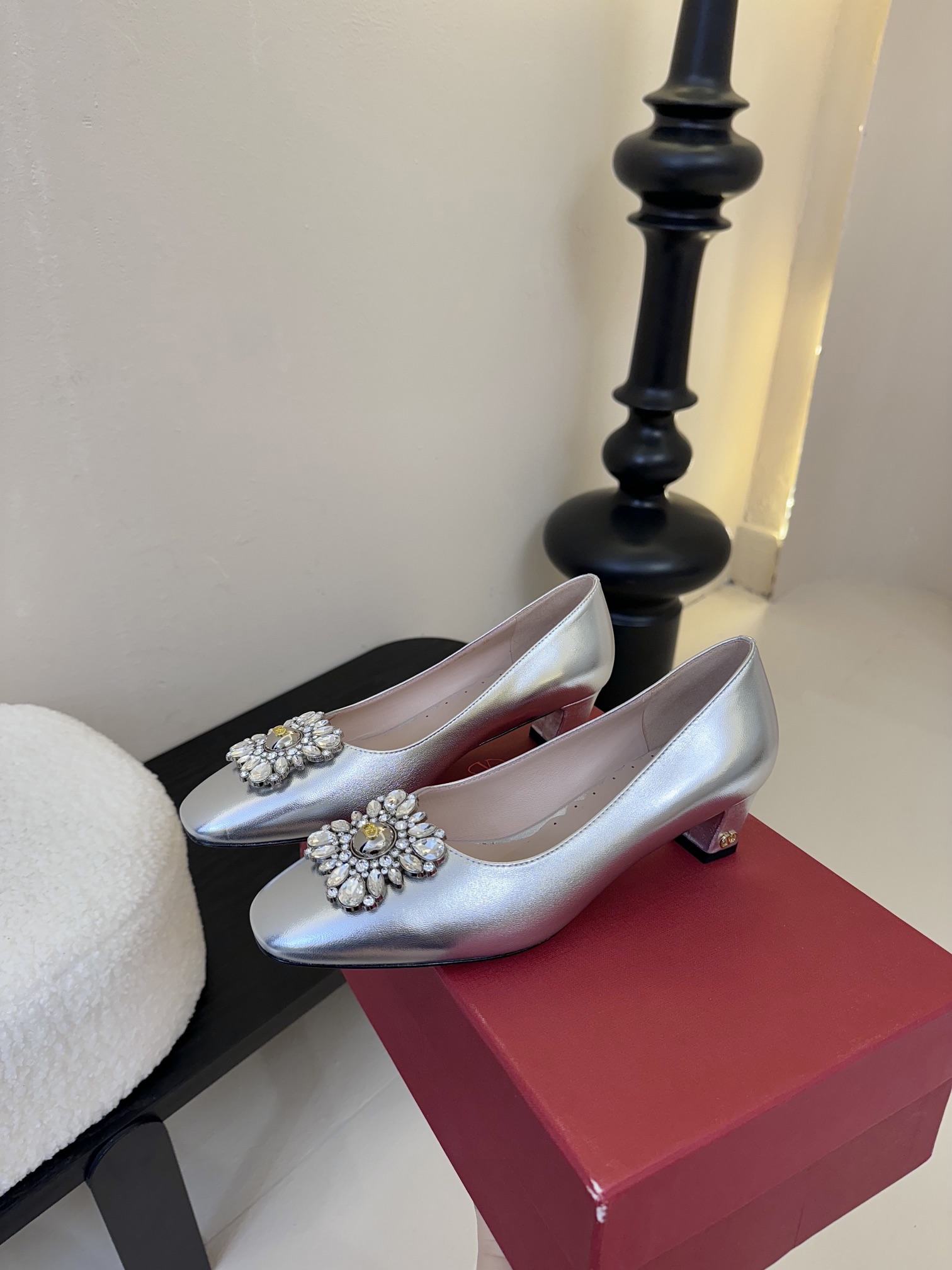 
Valentino/华伦天奴25ss早春
新品水钻扣玛丽珍单鞋
高辨识度的个人风格靠拢
奢华满水钻设计