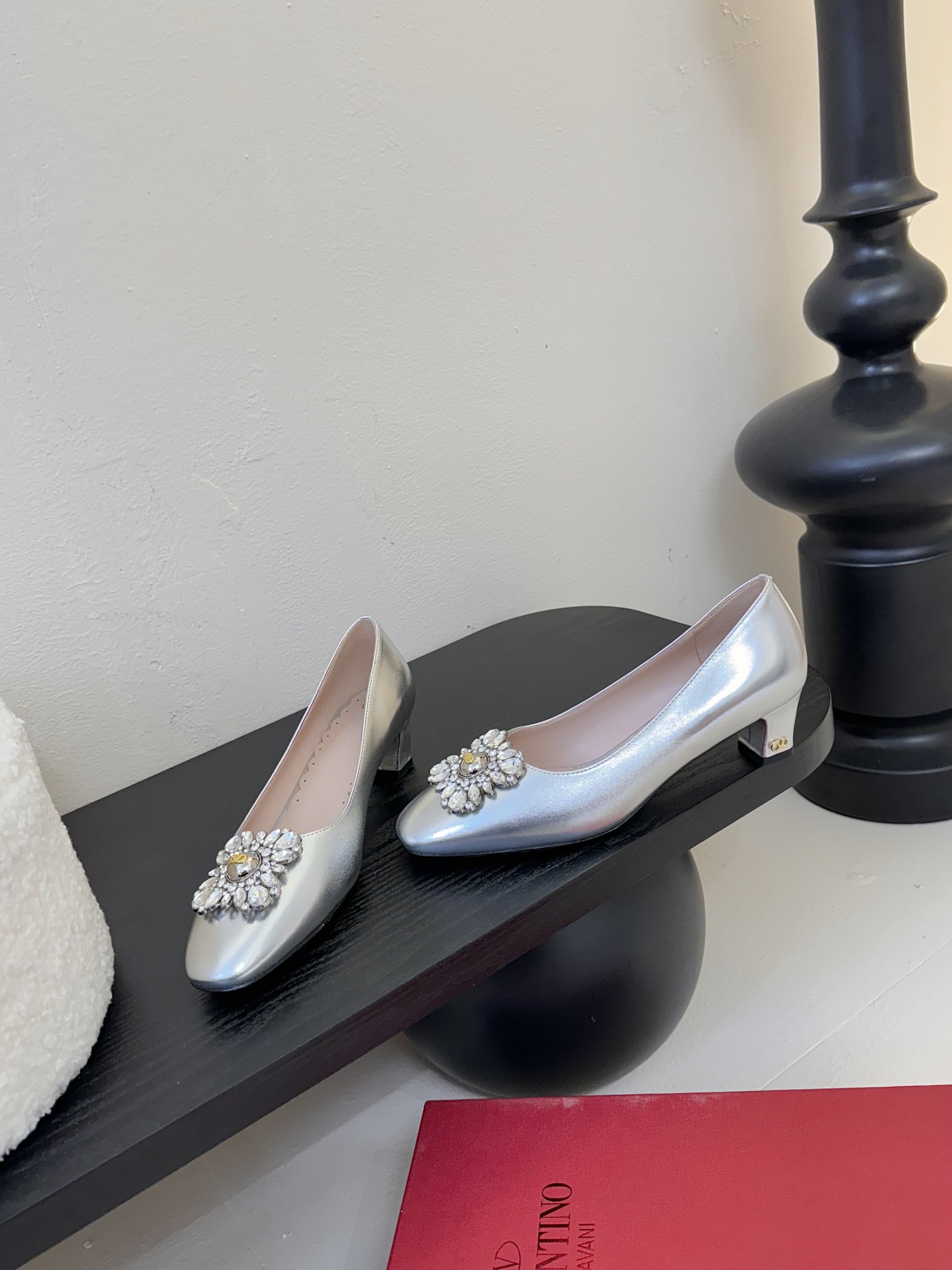 
Valentino/华伦天奴25ss早春
新品水钻扣玛丽珍单鞋
高辨识度的个人风格靠拢
奢华满水钻设计