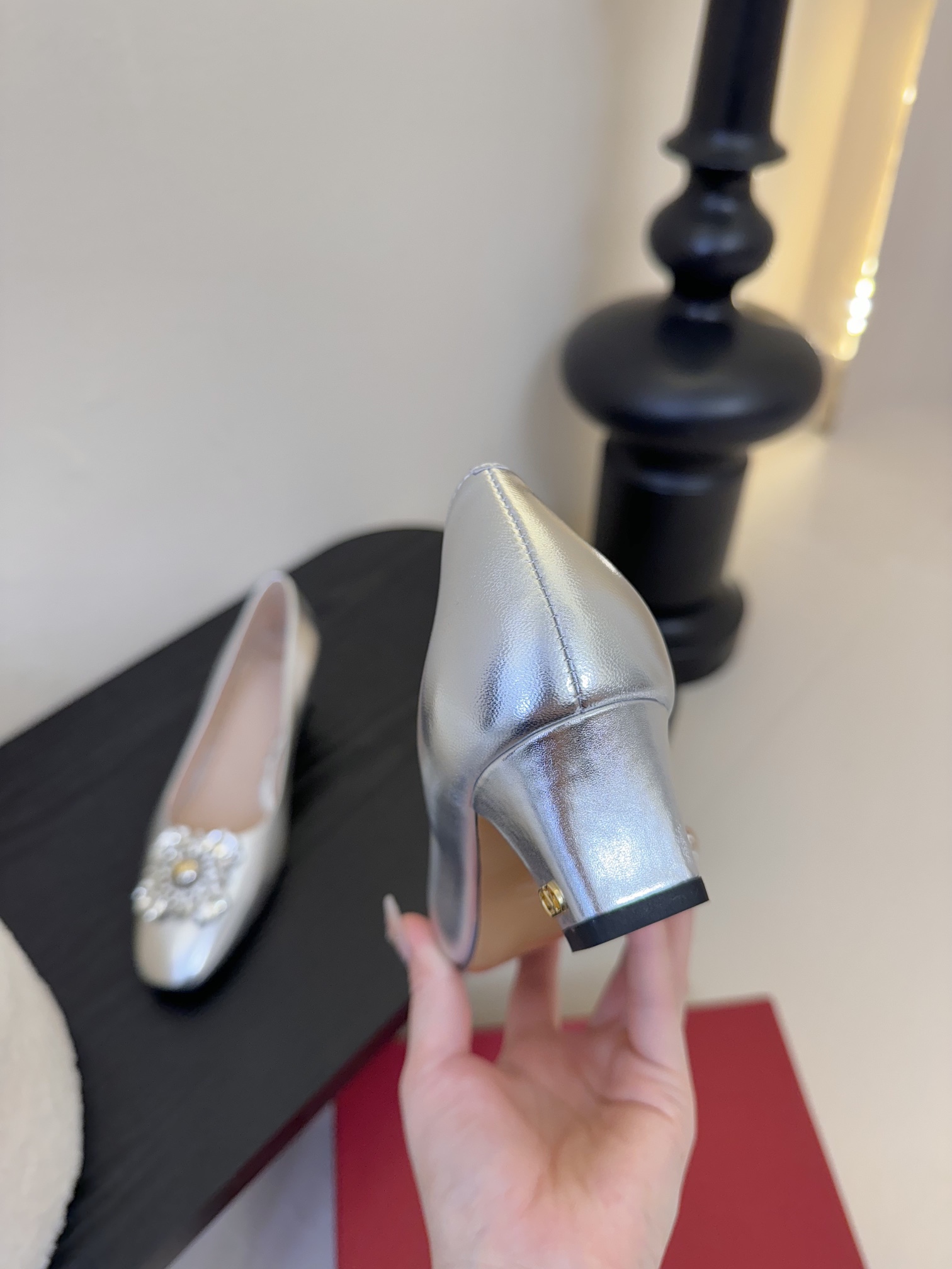 
Valentino/华伦天奴25ss早春
新品水钻扣玛丽珍单鞋
高辨识度的个人风格靠拢
奢华满水钻设计