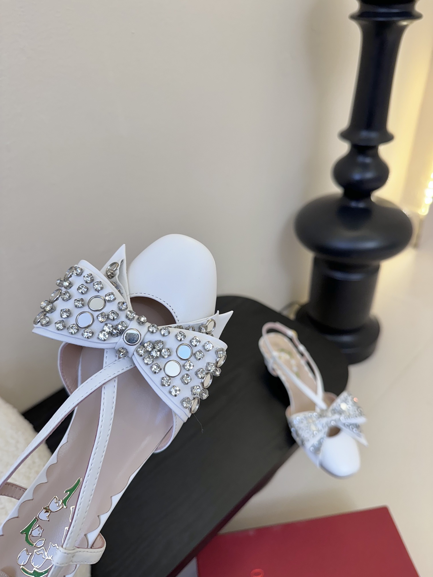 
Valentino/华伦天奴25ss早春
新品水钻蝴蝶结凉鞋
高辨识度的个人风格靠拢
立体镂空蝴蝶结装