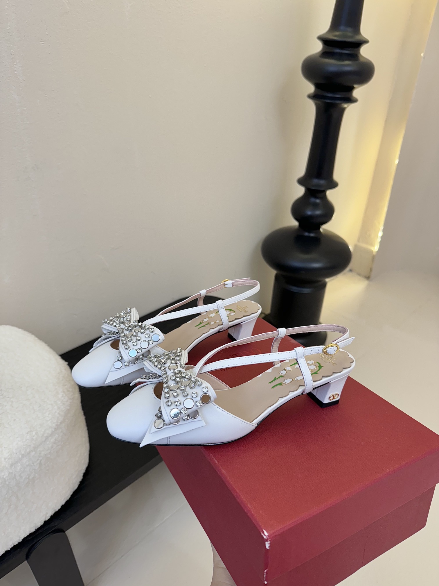 
Valentino/华伦天奴25ss早春
新品水钻蝴蝶结凉鞋
高辨识度的个人风格靠拢
立体镂空蝴蝶结装