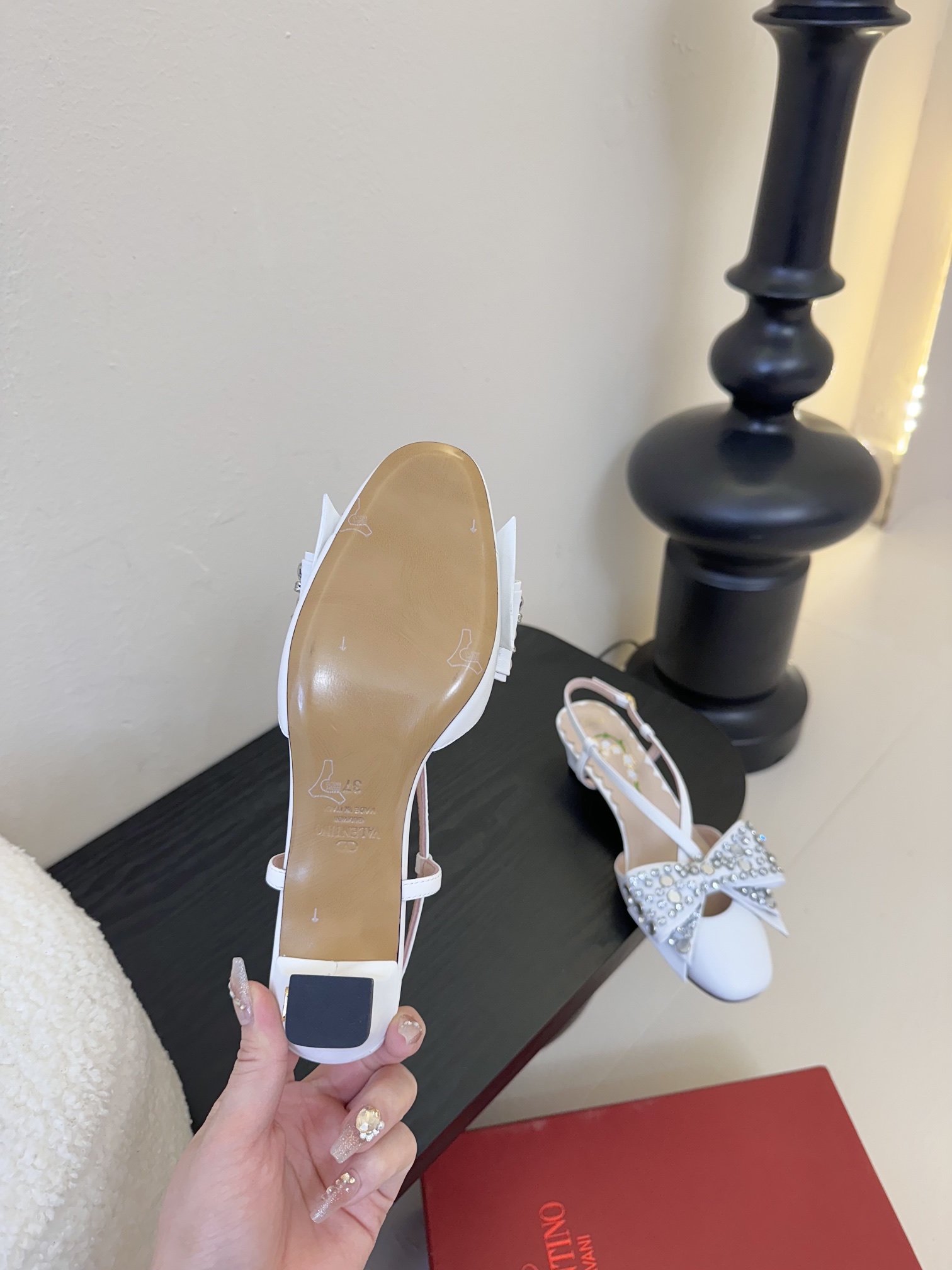 
Valentino/华伦天奴25ss早春
新品水钻蝴蝶结凉鞋
高辨识度的个人风格靠拢
立体镂空蝴蝶结装
