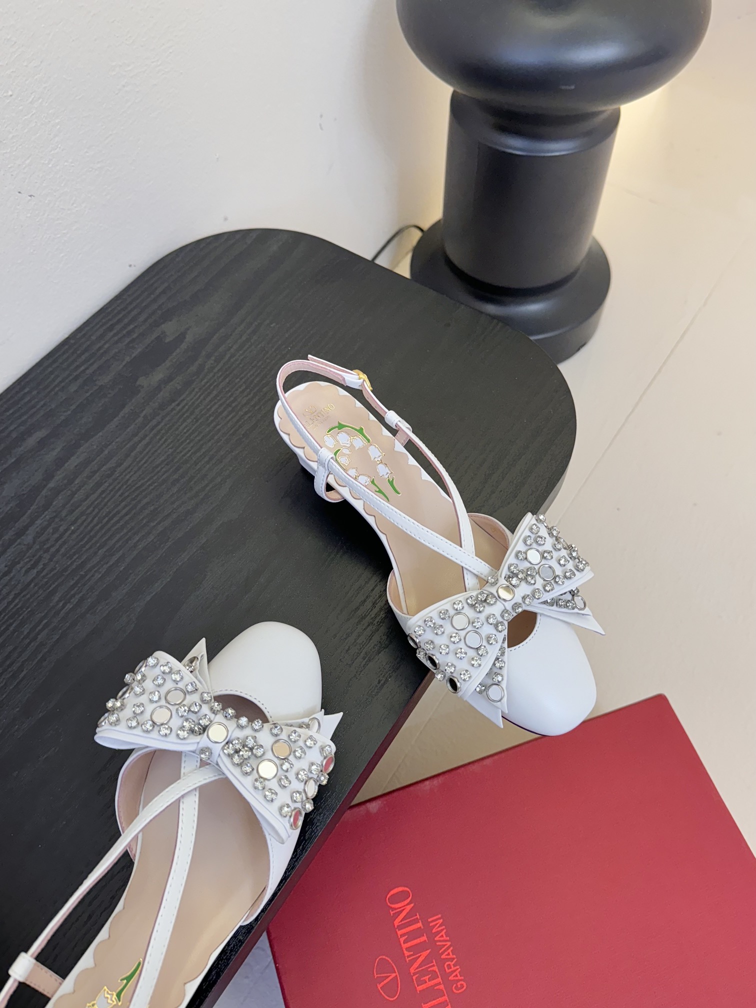 
Valentino/华伦天奴25ss早春
新品水钻蝴蝶结凉鞋
高辨识度的个人风格靠拢
立体镂空蝴蝶结装