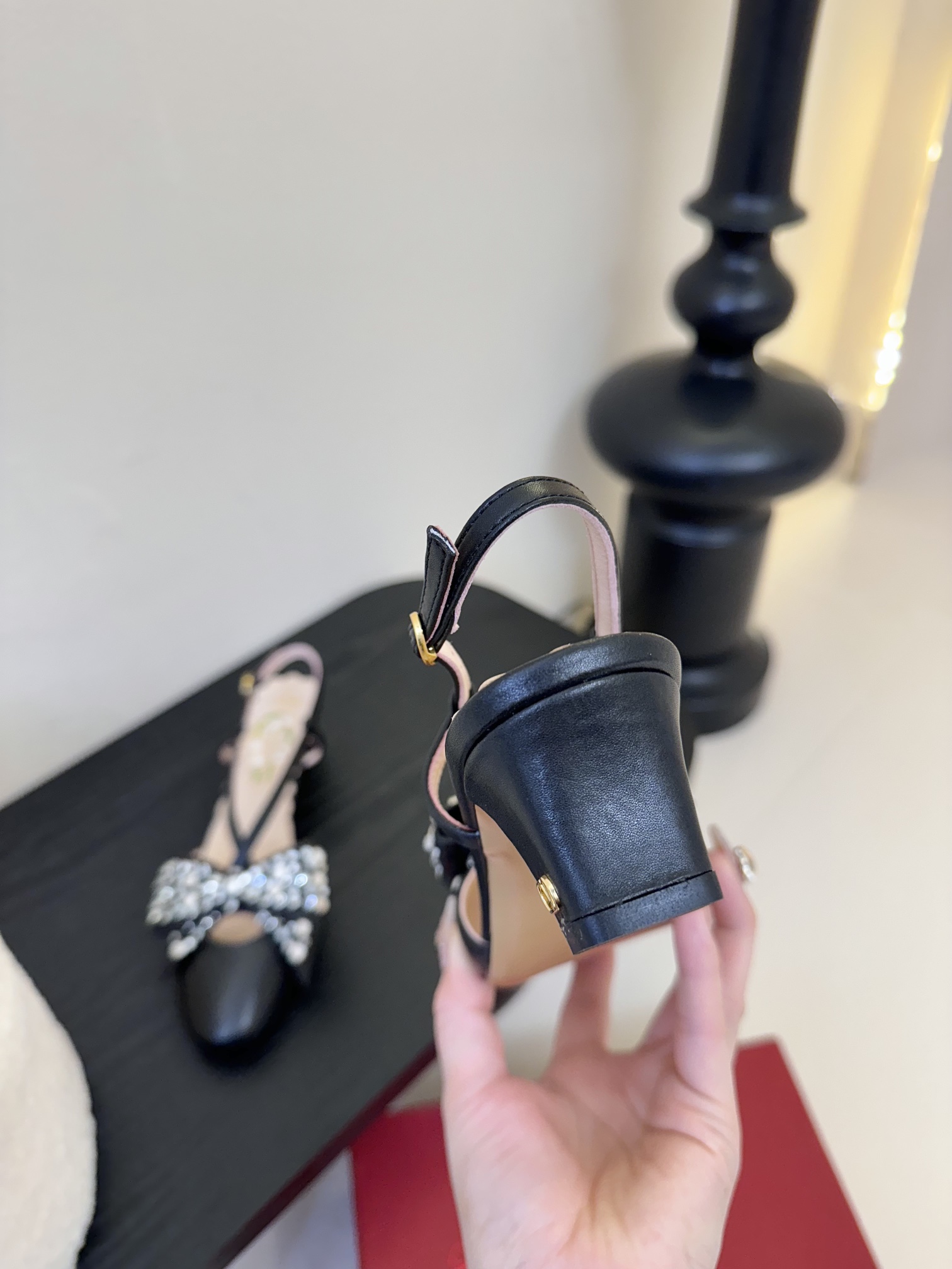 
Valentino/华伦天奴25ss早春
新品水钻蝴蝶结凉鞋
高辨识度的个人风格靠拢
立体镂空蝴蝶结装
