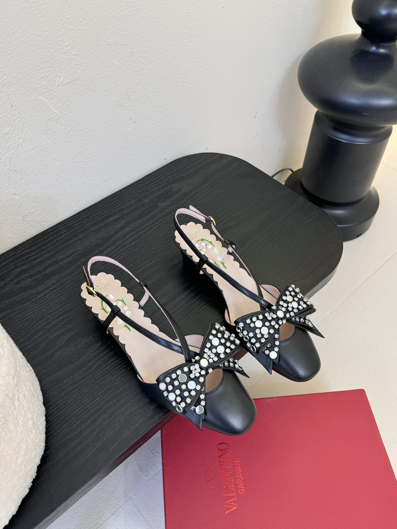 
Valentino/华伦天奴25ss早春
新品水钻蝴蝶结凉鞋
高辨识度的个人风格靠拢
立体镂空蝴蝶结装