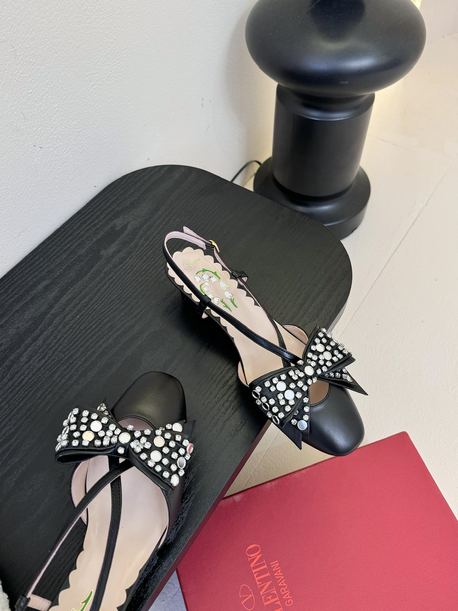 
Valentino/华伦天奴25ss早春
新品水钻蝴蝶结凉鞋
高辨识度的个人风格靠拢
立体镂空蝴蝶结装