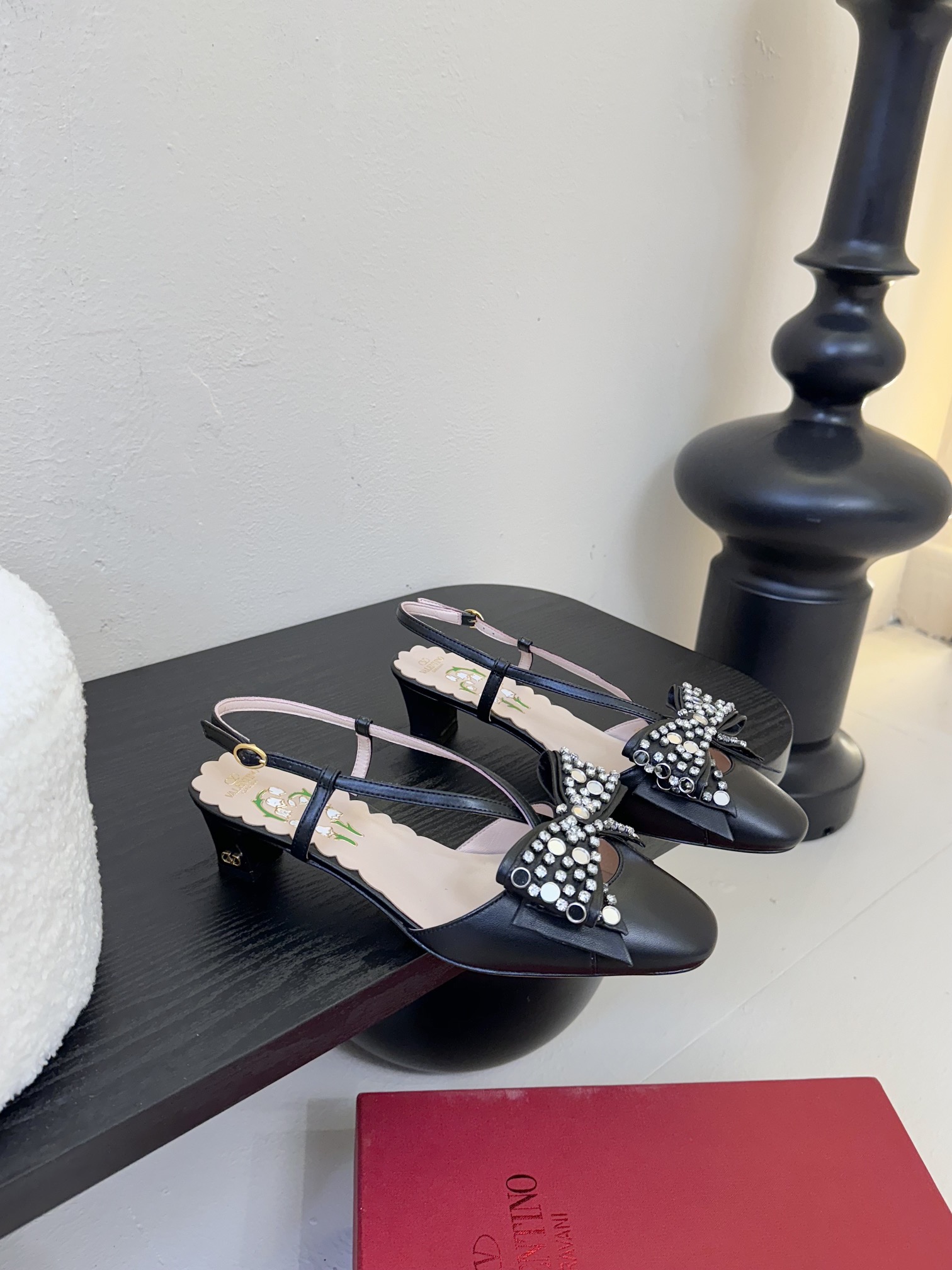 
Valentino/华伦天奴25ss早春
新品水钻蝴蝶结凉鞋
高辨识度的个人风格靠拢
立体镂空蝴蝶结装
