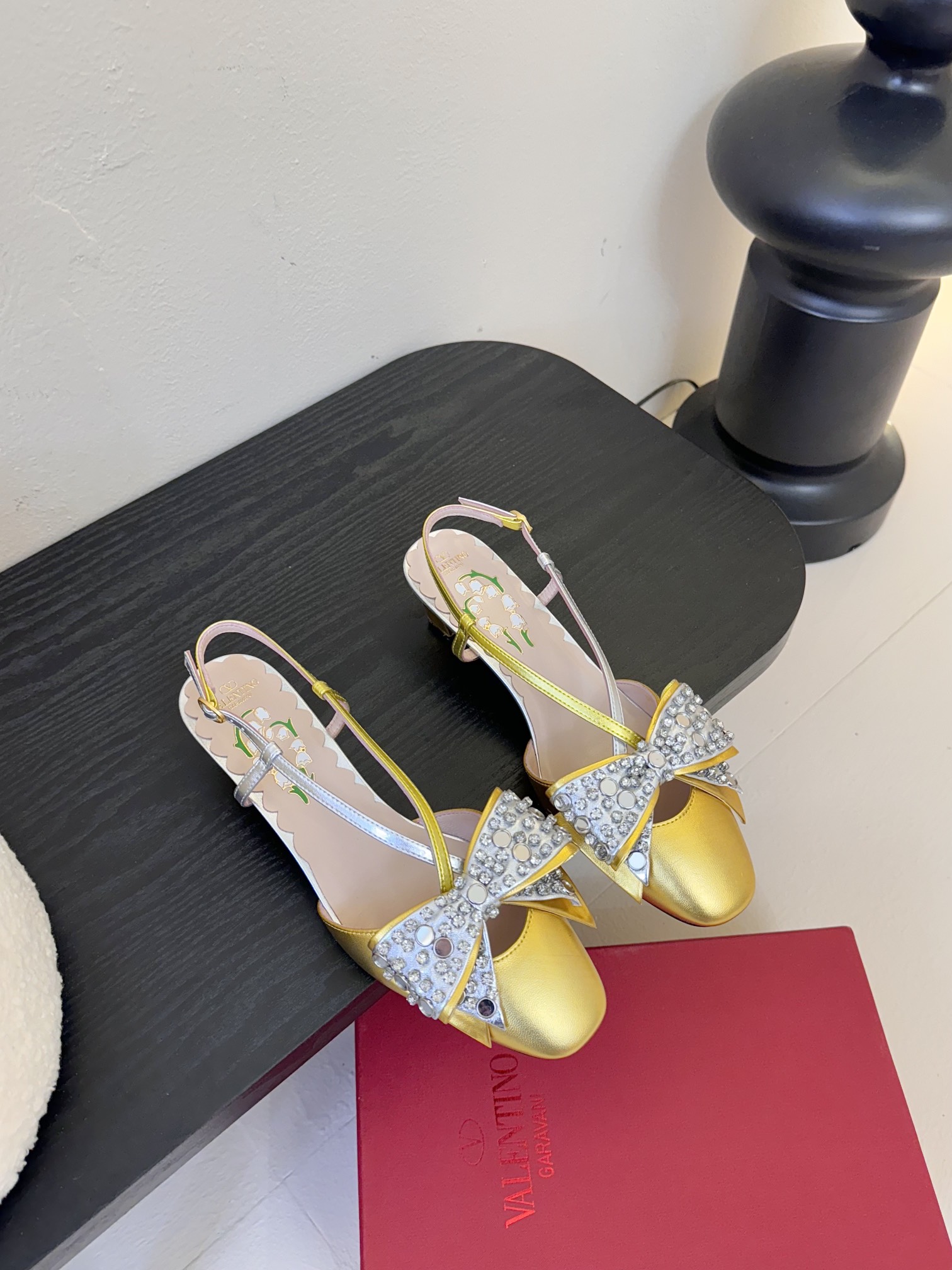 
Valentino/华伦天奴25ss早春
新品水钻蝴蝶结凉鞋
高辨识度的个人风格靠拢
立体镂空蝴蝶结装