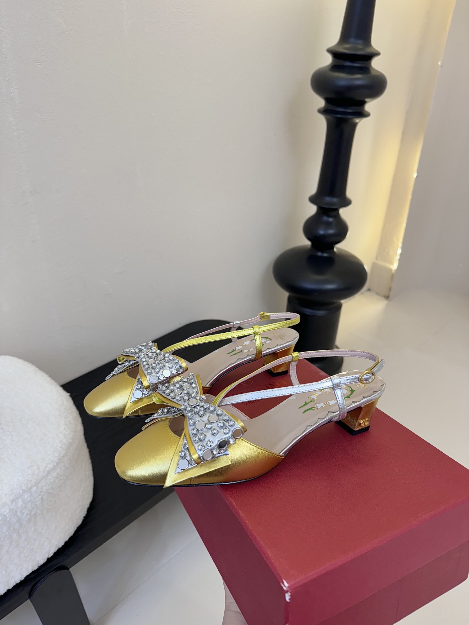 
Valentino/华伦天奴25ss早春
新品水钻蝴蝶结凉鞋
高辨识度的个人风格靠拢
立体镂空蝴蝶结装