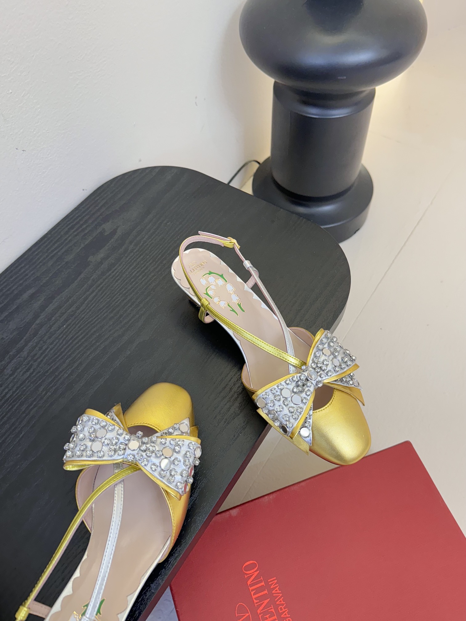 
Valentino/华伦天奴25ss早春
新品水钻蝴蝶结凉鞋
高辨识度的个人风格靠拢
立体镂空蝴蝶结装