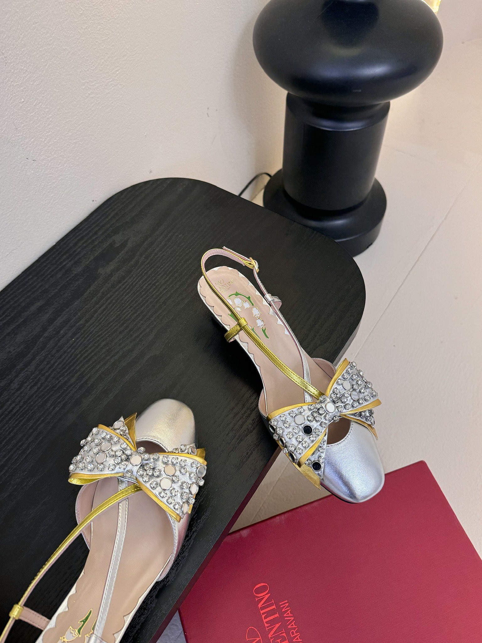 
Valentino/华伦天奴25ss早春
新品水钻蝴蝶结凉鞋
高辨识度的个人风格靠拢
立体镂空蝴蝶结装