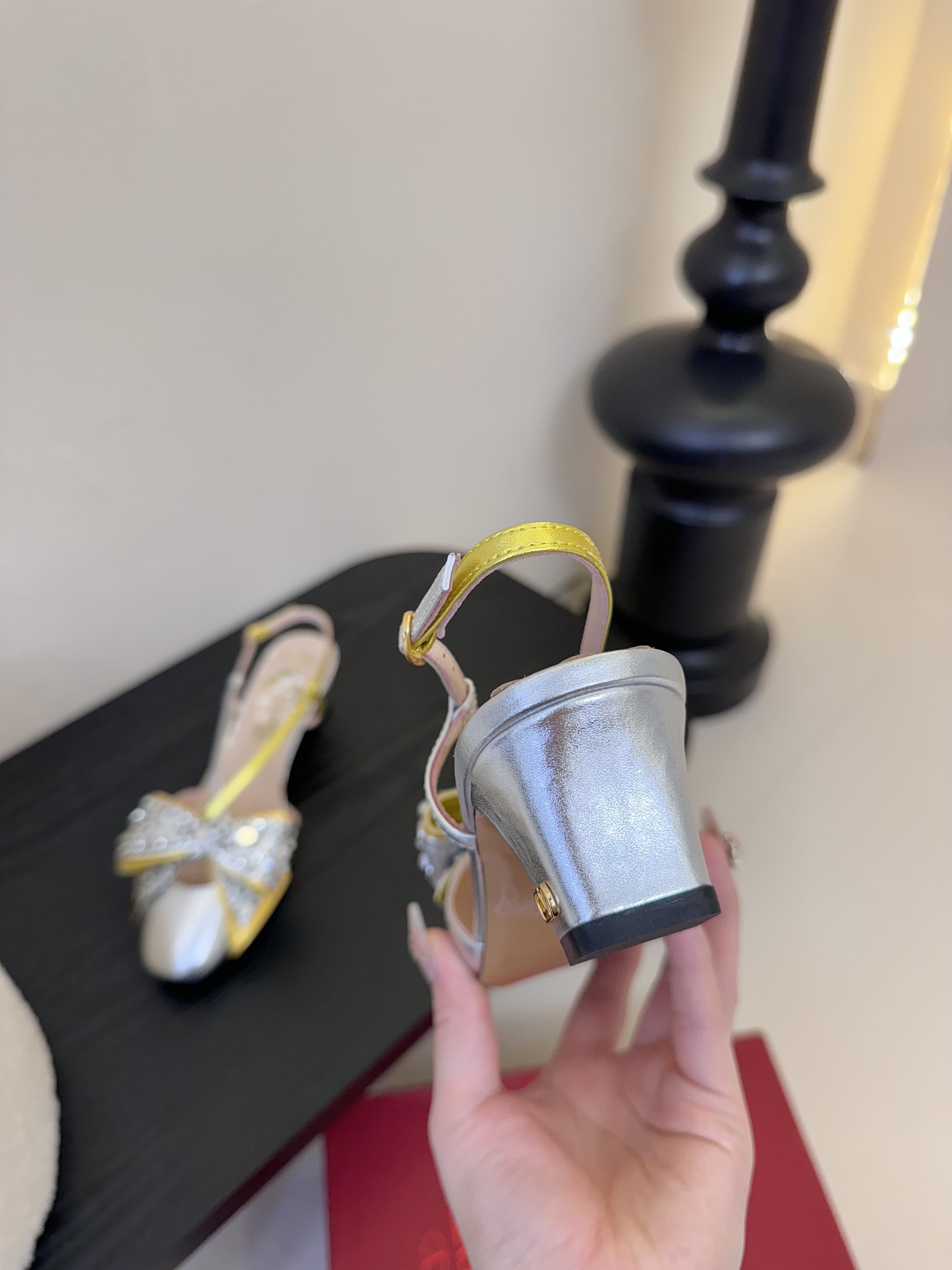 
Valentino/华伦天奴25ss早春
新品水钻蝴蝶结凉鞋
高辨识度的个人风格靠拢
立体镂空蝴蝶结装