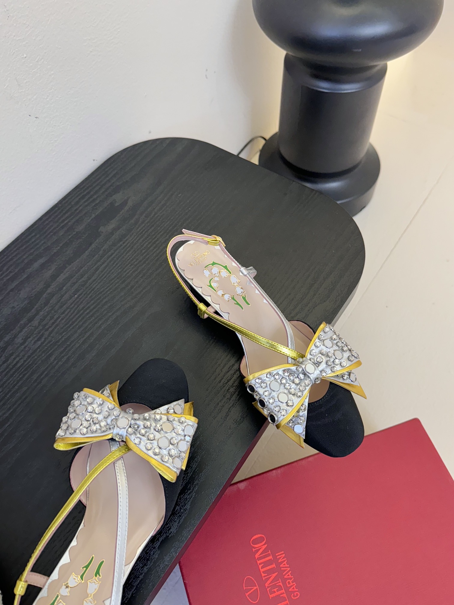 
Valentino/华伦天奴25ss早春
新品水钻蝴蝶结凉鞋
高辨识度的个人风格靠拢
立体镂空蝴蝶结装