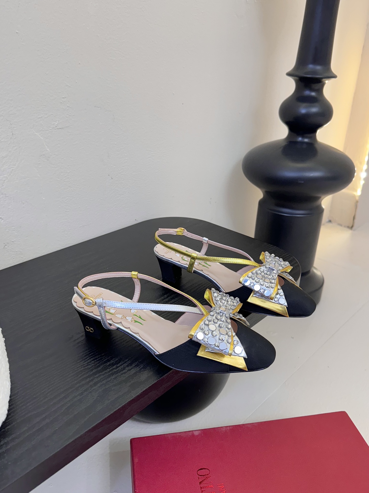 
Valentino/华伦天奴25ss早春
新品水钻蝴蝶结凉鞋
高辨识度的个人风格靠拢
立体镂空蝴蝶结装