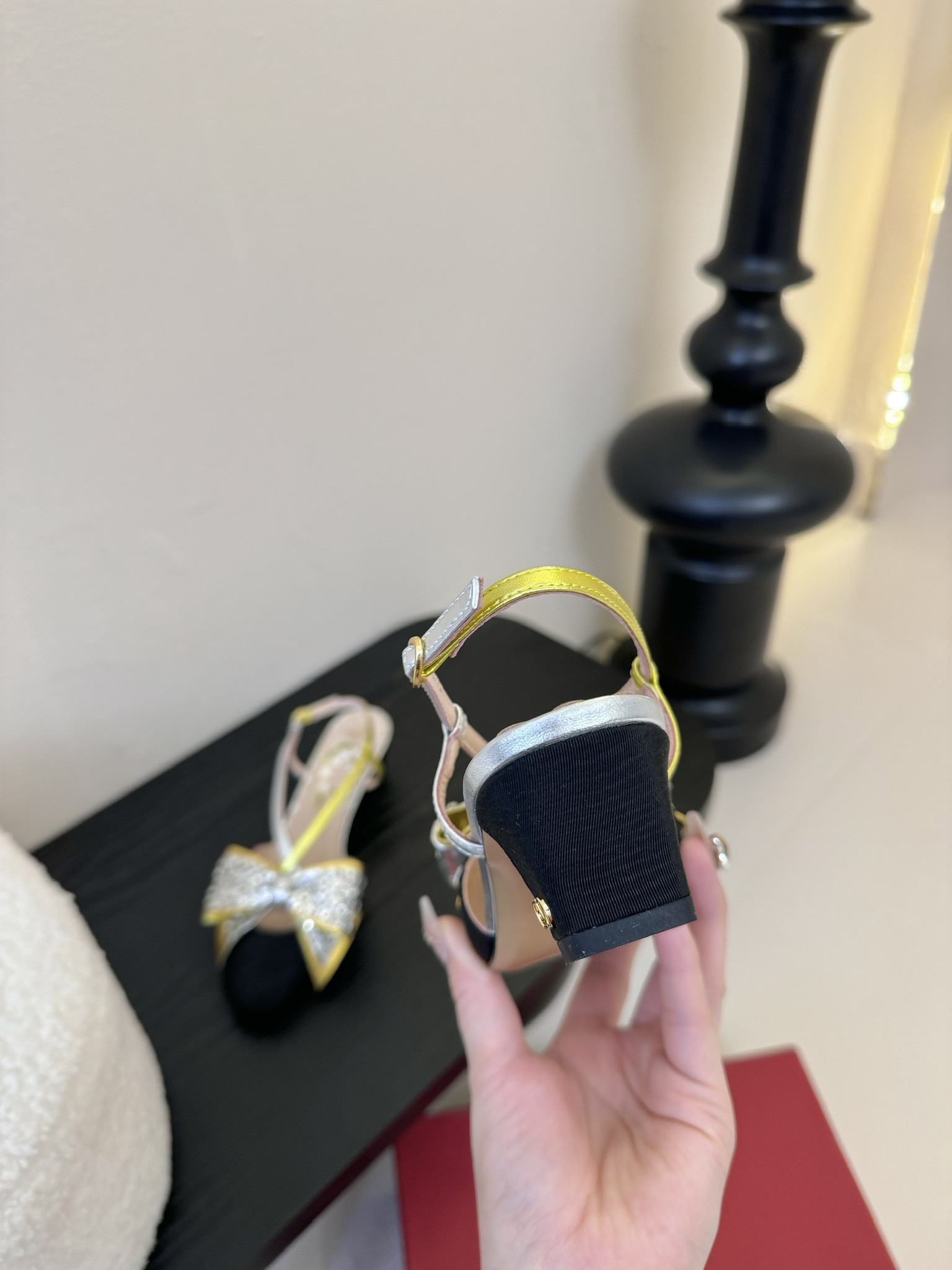 
Valentino/华伦天奴25ss早春
新品水钻蝴蝶结凉鞋
高辨识度的个人风格靠拢
立体镂空蝴蝶结装