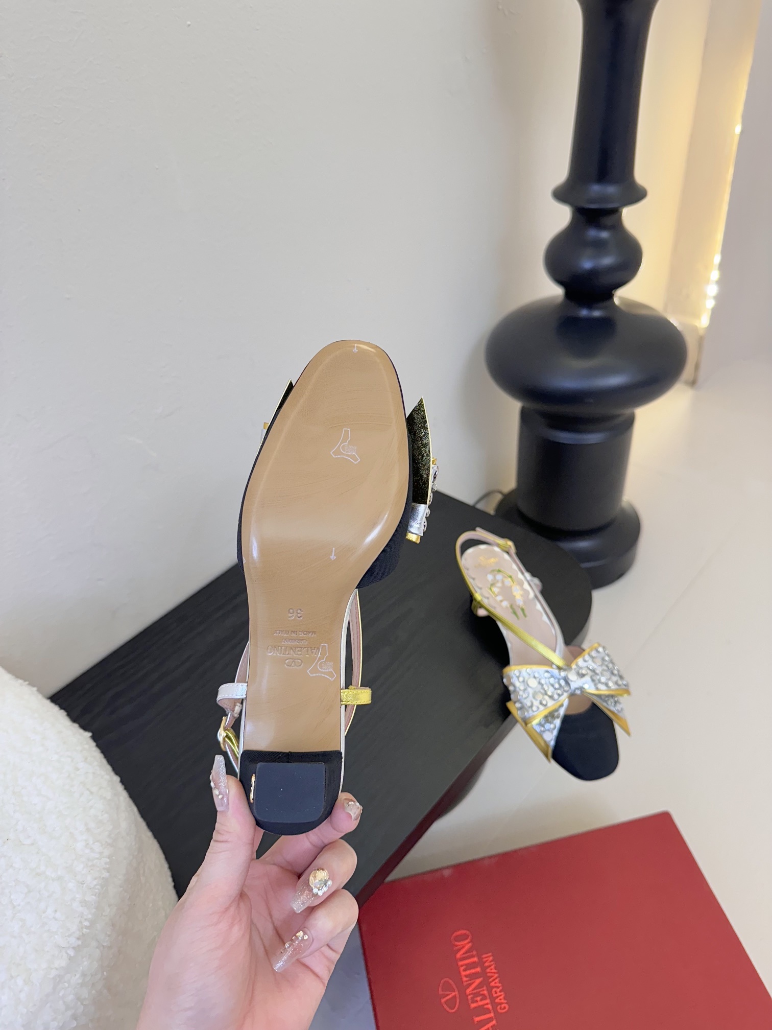 
Valentino/华伦天奴25ss早春
新品水钻蝴蝶结凉鞋
高辨识度的个人风格靠拢
立体镂空蝴蝶结装