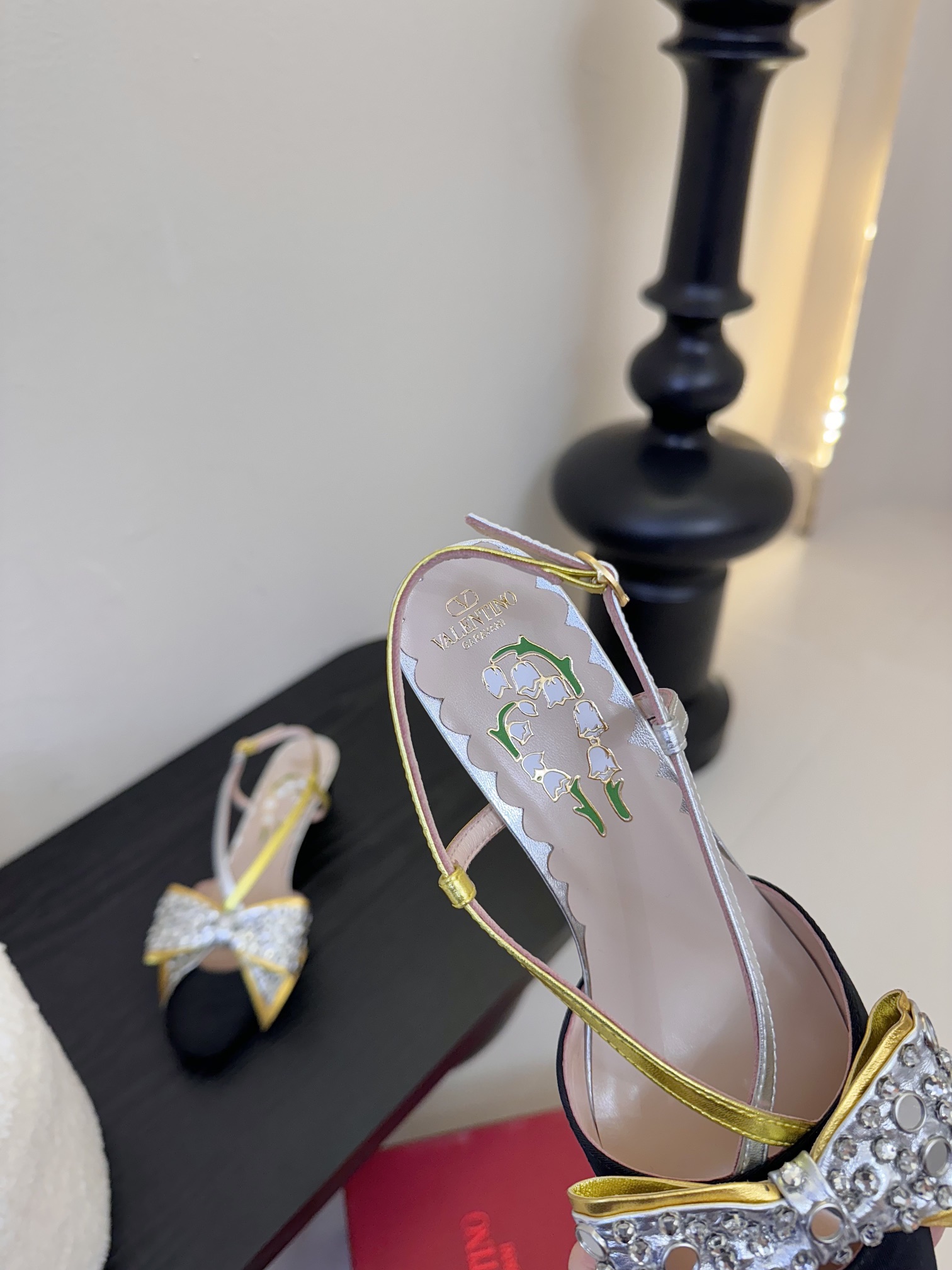 
Valentino/华伦天奴25ss早春
新品水钻蝴蝶结凉鞋
高辨识度的个人风格靠拢
立体镂空蝴蝶结装