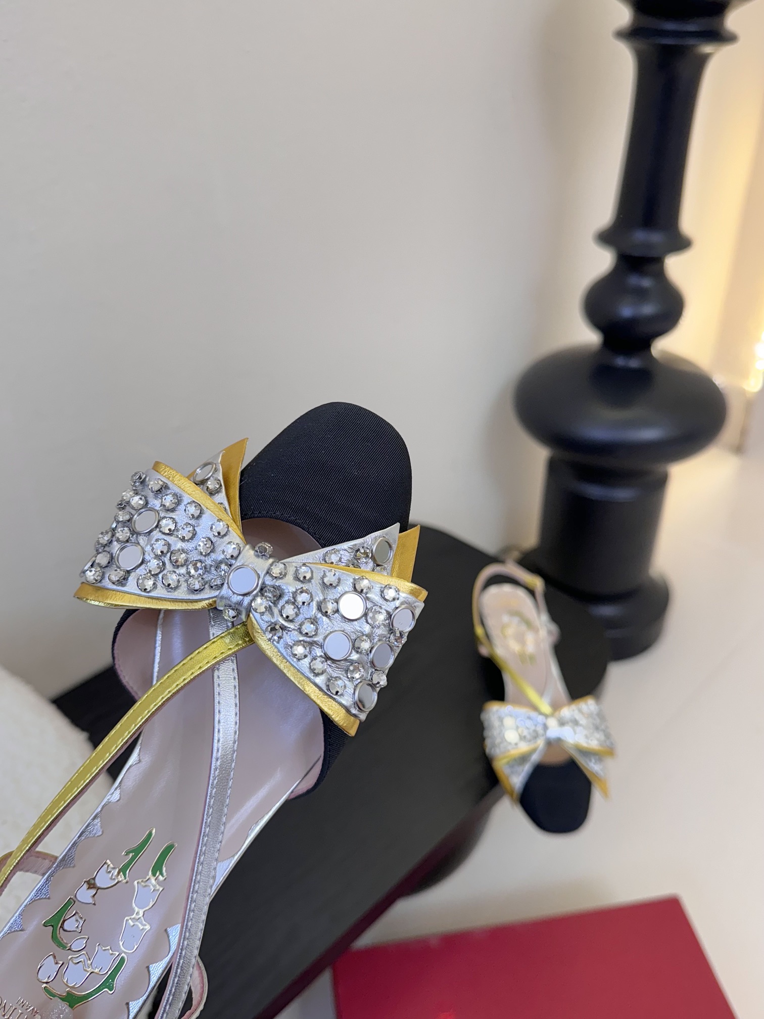 
Valentino/华伦天奴25ss早春
新品水钻蝴蝶结凉鞋
高辨识度的个人风格靠拢
立体镂空蝴蝶结装
