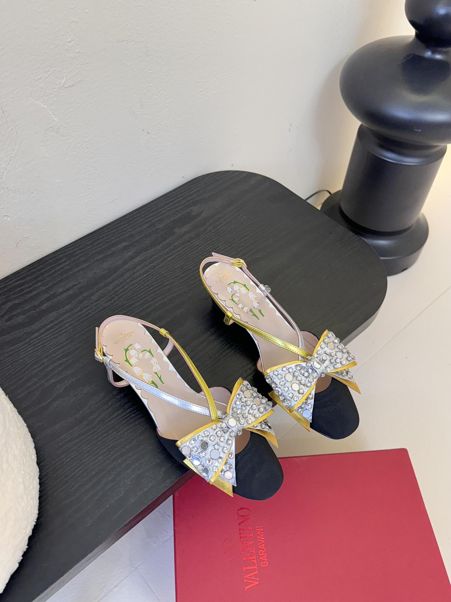 
Valentino/华伦天奴25ss早春
新品水钻蝴蝶结凉鞋
高辨识度的个人风格靠拢
立体镂空蝴蝶结装