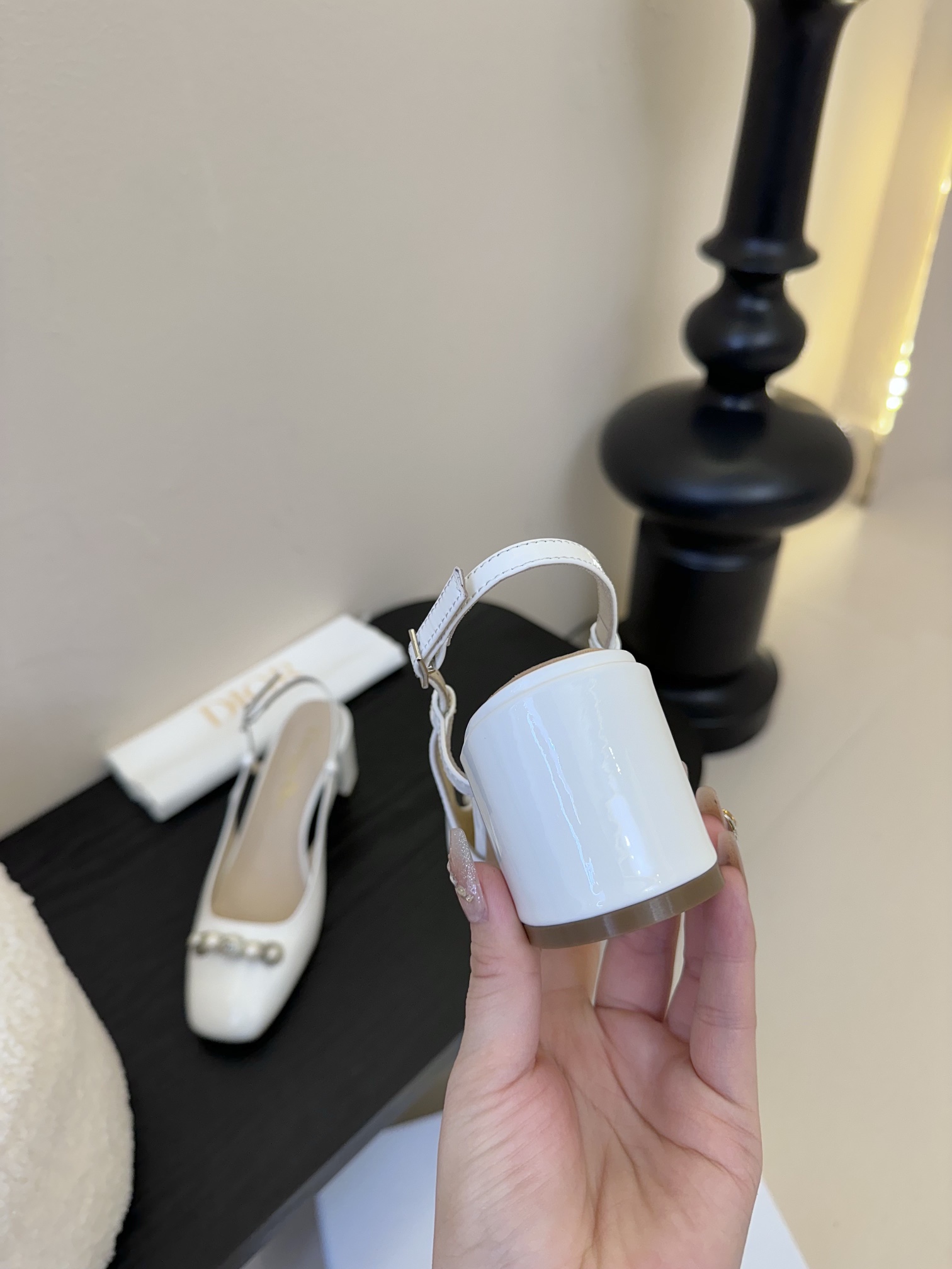 
 Dior/迪奥经典菱格玛丽珍鞋
最近超火的菱格系列 💥
上脚美到爆炸  炒鸡好穿👌
鞋面采用进口漆皮