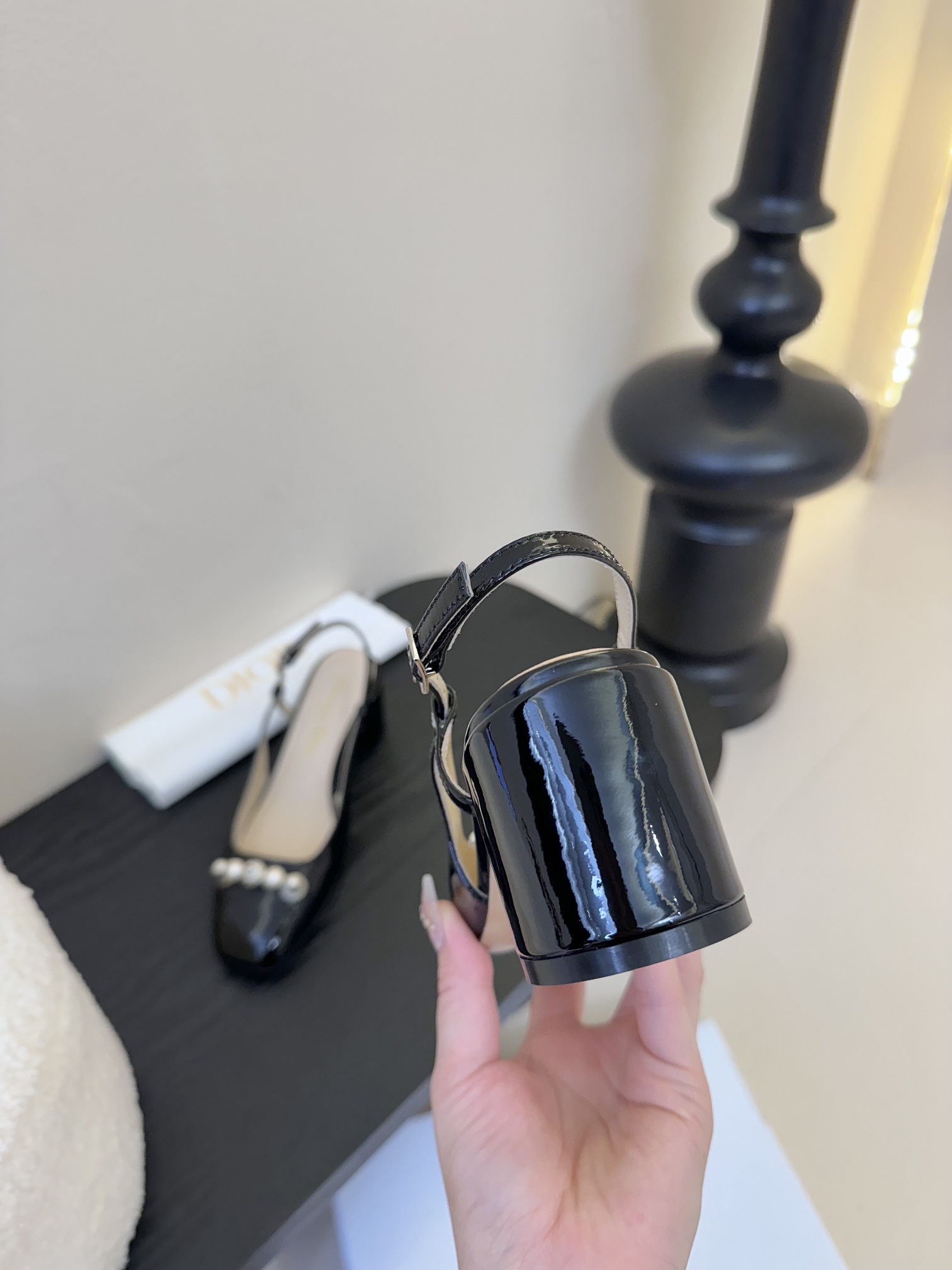 
 Dior/迪奥经典菱格玛丽珍鞋
最近超火的菱格系列 💥
上脚美到爆炸  炒鸡好穿👌
鞋面采用进口漆皮