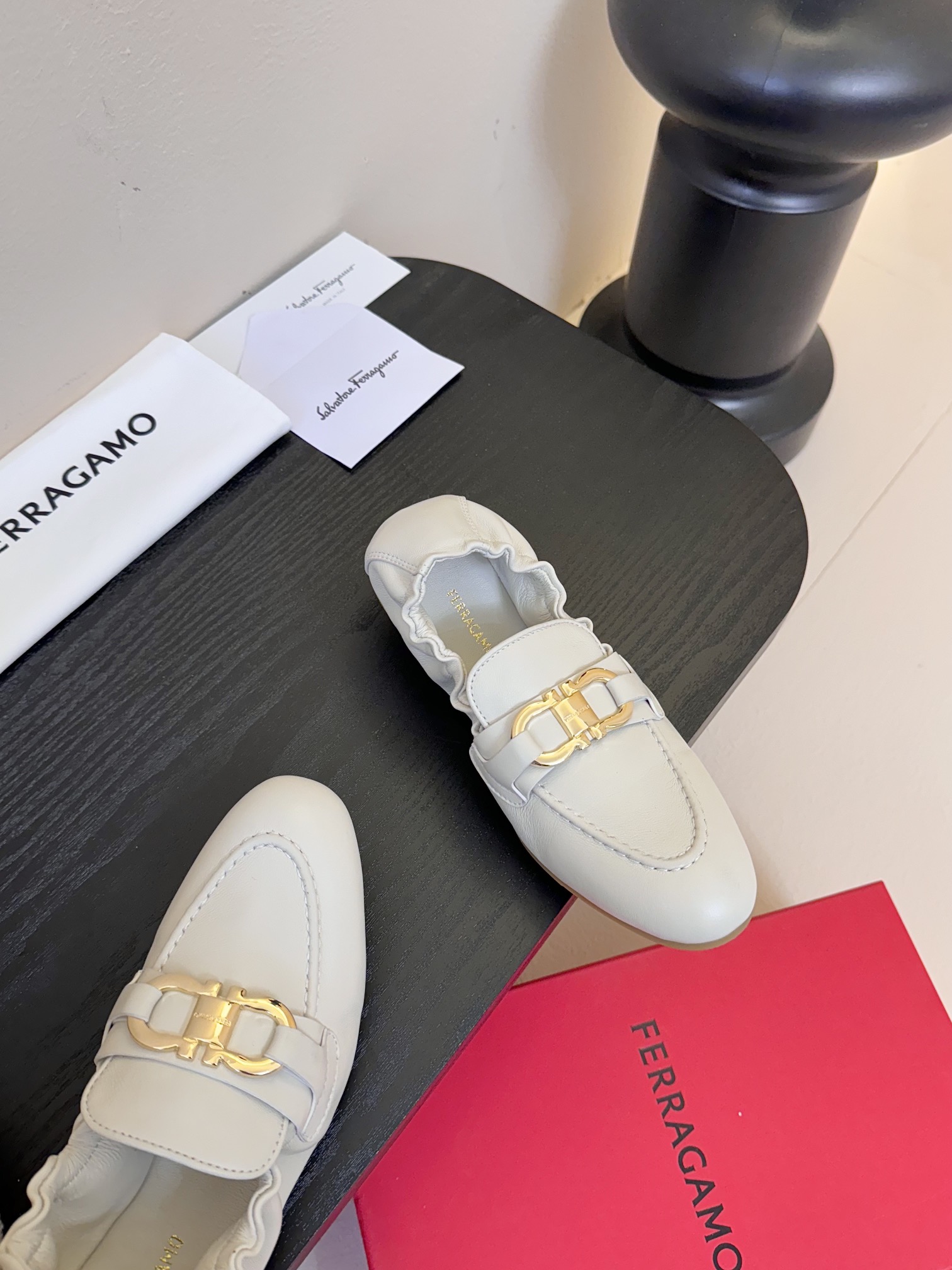 
FERRAGAMO菲拉格慕女士新版Vara铭牌芭蕾舞平底鞋上脚果然更惊艳~蝴蝶结芭蕾鞋，集美感与于一体