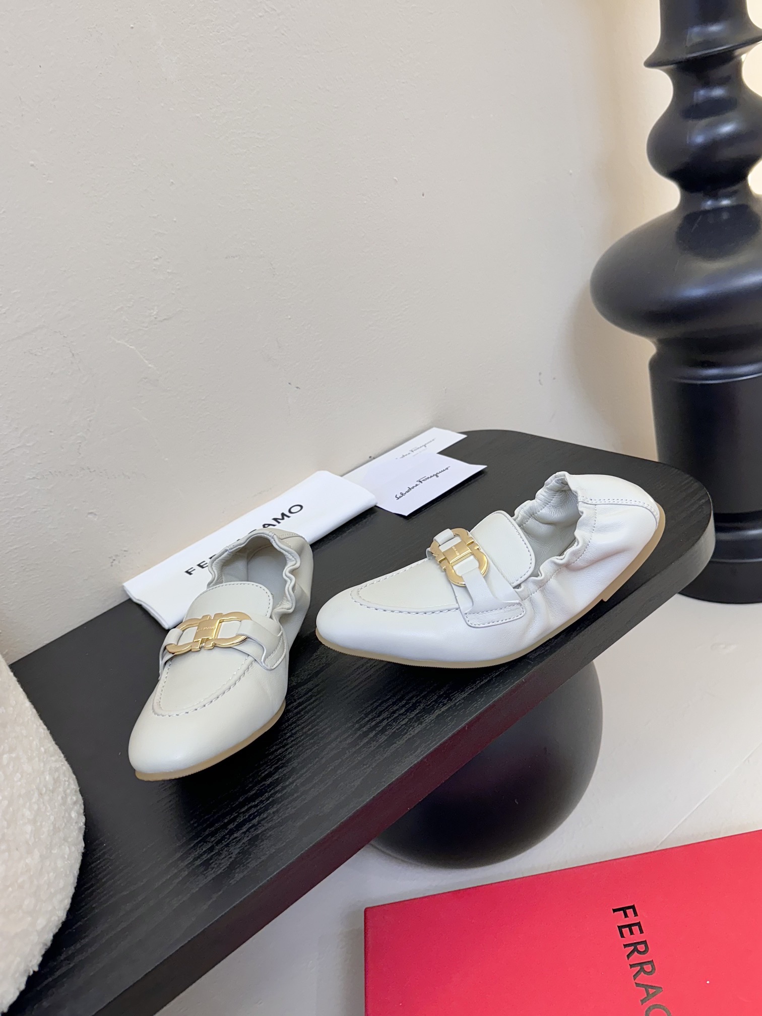 
FERRAGAMO菲拉格慕女士新版Vara铭牌芭蕾舞平底鞋上脚果然更惊艳~蝴蝶结芭蕾鞋，集美感与于一体
