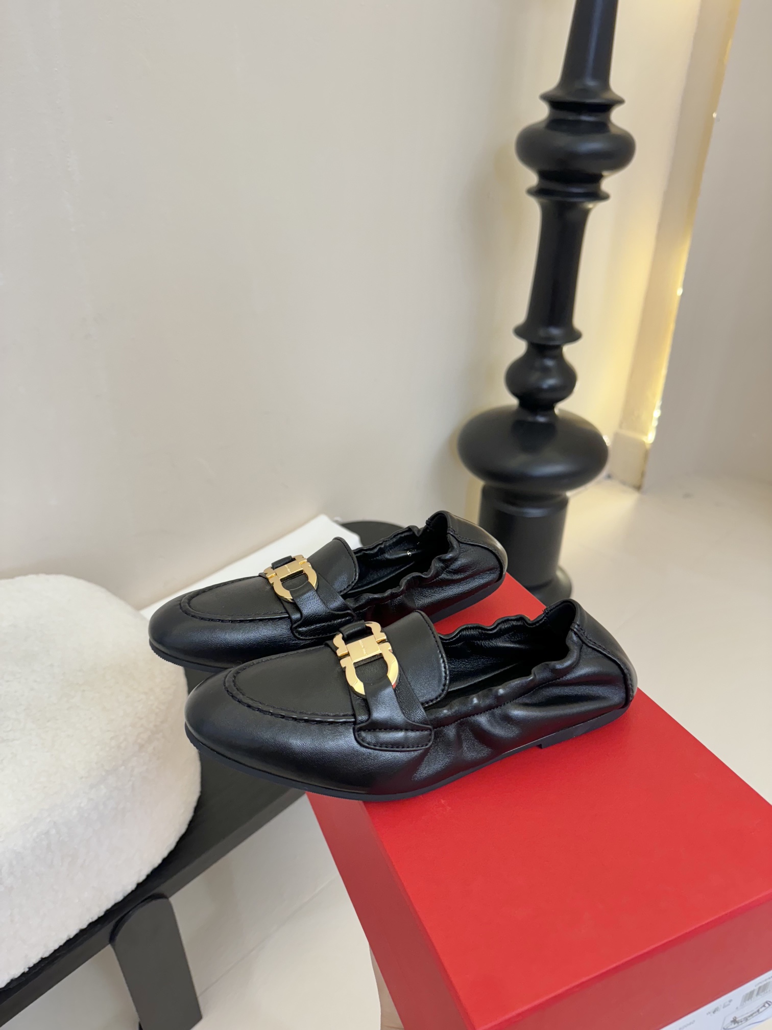 
FERRAGAMO菲拉格慕女士新版Vara铭牌芭蕾舞平底鞋上脚果然更惊艳~蝴蝶结芭蕾鞋，集美感与于一体