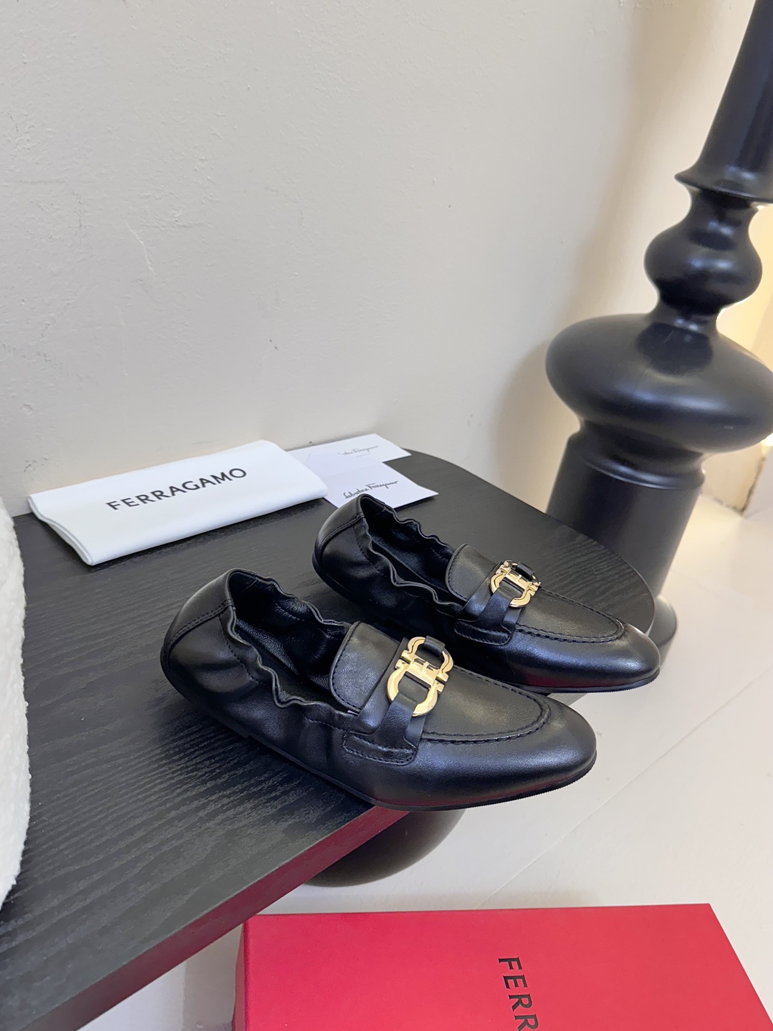 
FERRAGAMO菲拉格慕女士新版Vara铭牌芭蕾舞平底鞋上脚果然更惊艳~蝴蝶结芭蕾鞋，集美感与于一体