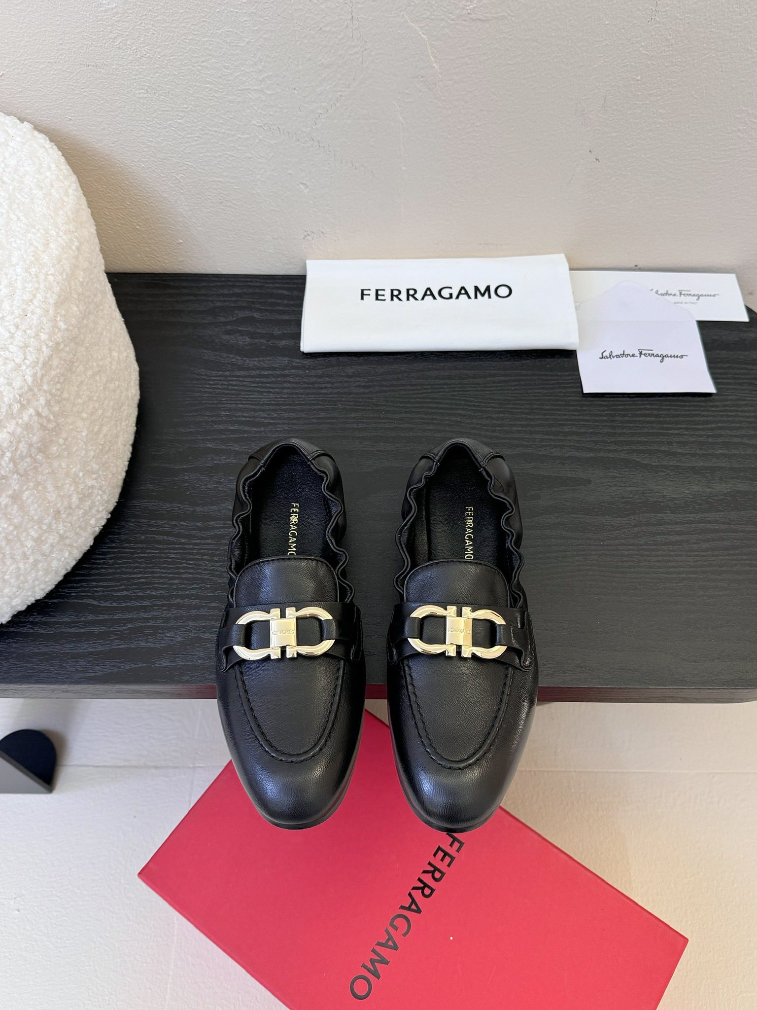 
FERRAGAMO菲拉格慕女士新版Vara铭牌芭蕾舞平底鞋上脚果然更惊艳~蝴蝶结芭蕾鞋，集美感与于一体