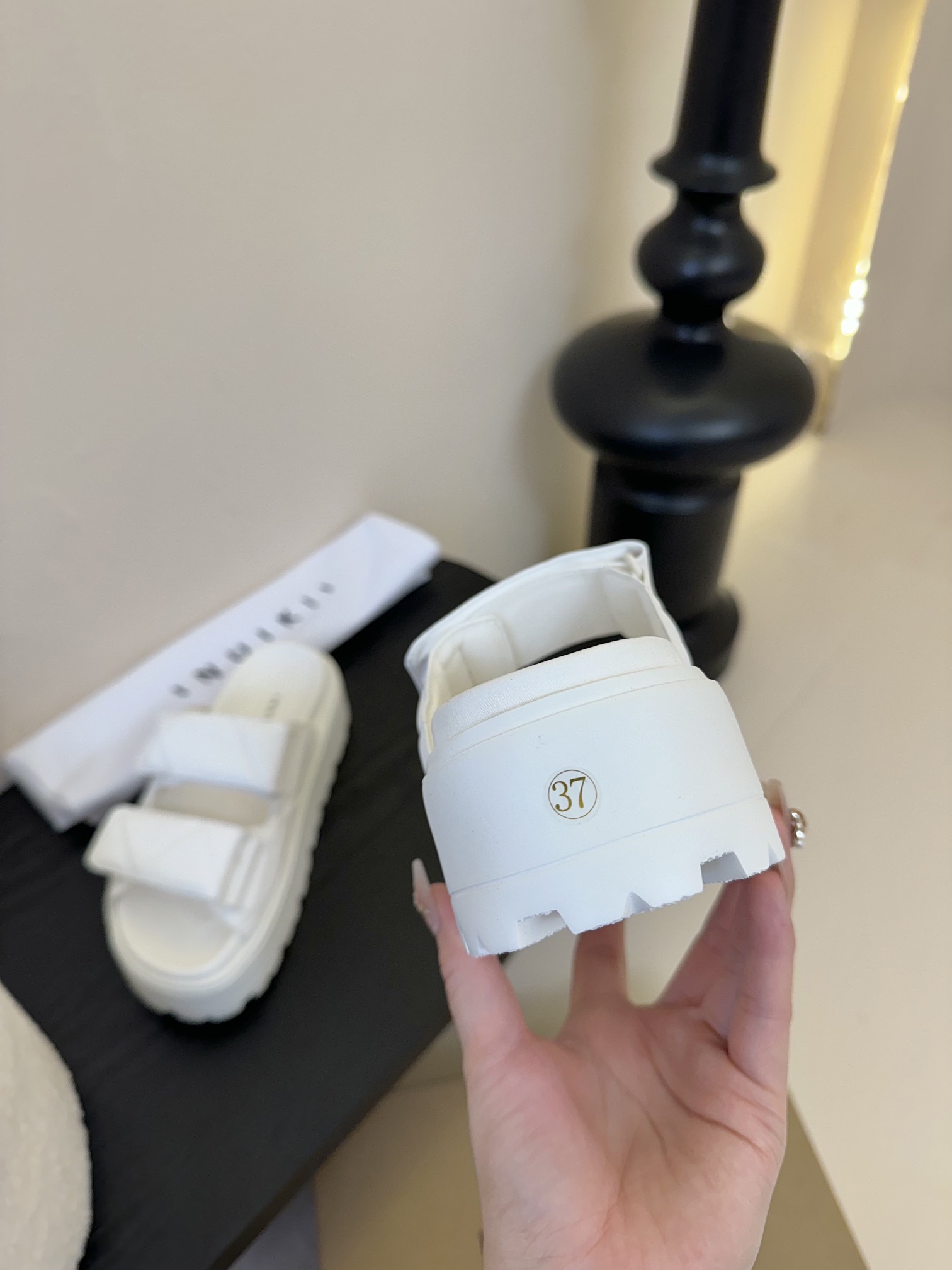 INUIKII春夏季新款 懒人拖
采用进口绵羊皮鞋面,柔软亲肤,如同棉花般轻盈包裹双脚,带来极致的穿着