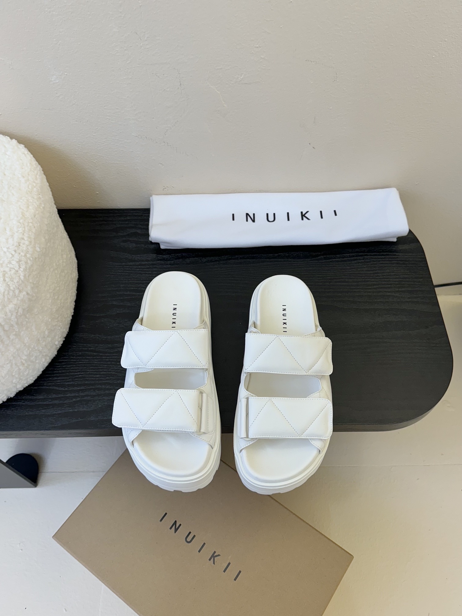 INUIKII春夏季新款 懒人拖
采用进口绵羊皮鞋面,柔软亲肤,如同棉花般轻盈包裹双脚,带来极致的穿着