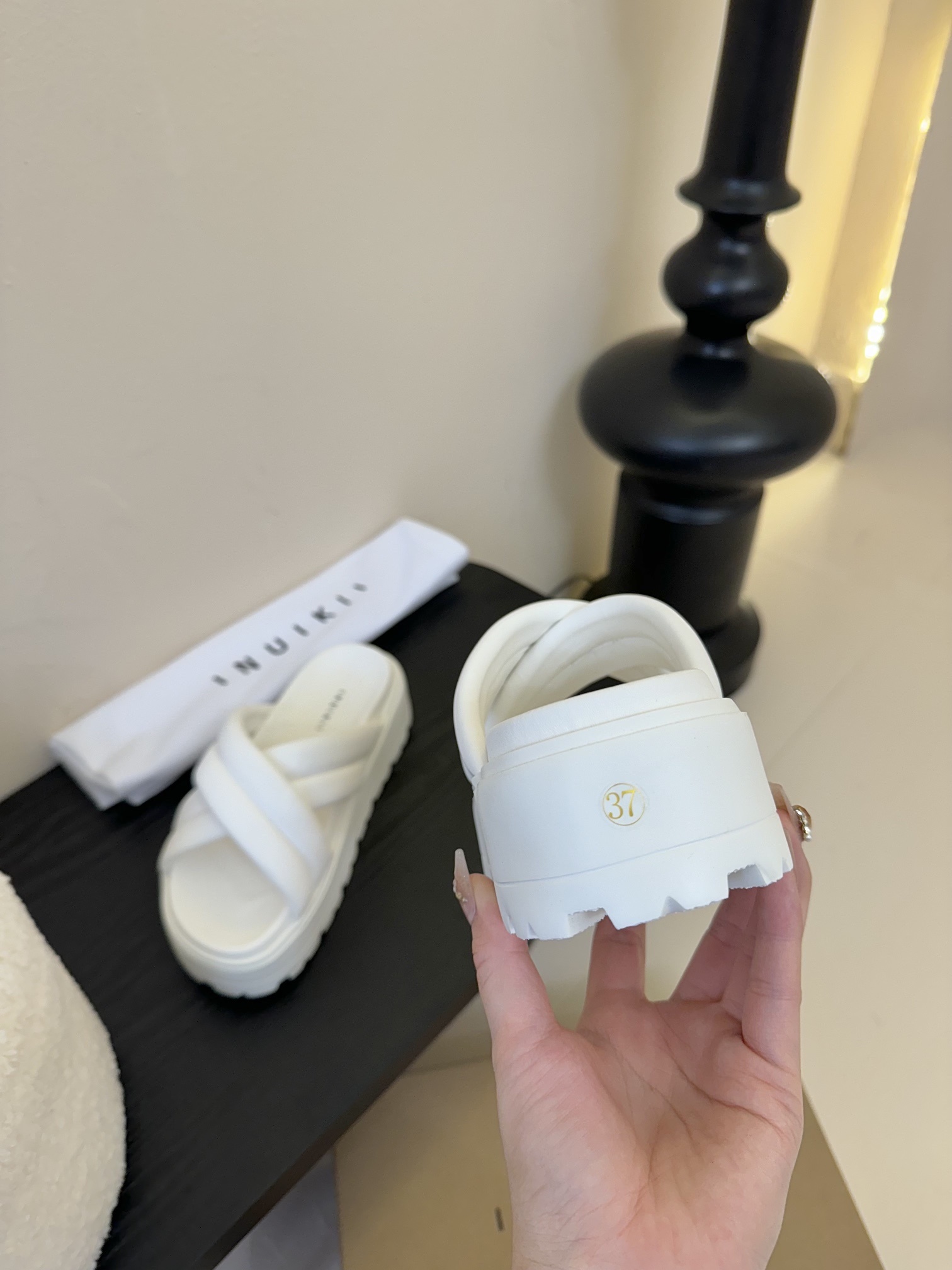 INUIKII春夏季新款 懒人拖
采用进口绵羊皮鞋面,柔软亲肤,如同棉花般轻盈包裹双脚,带来极致的穿着