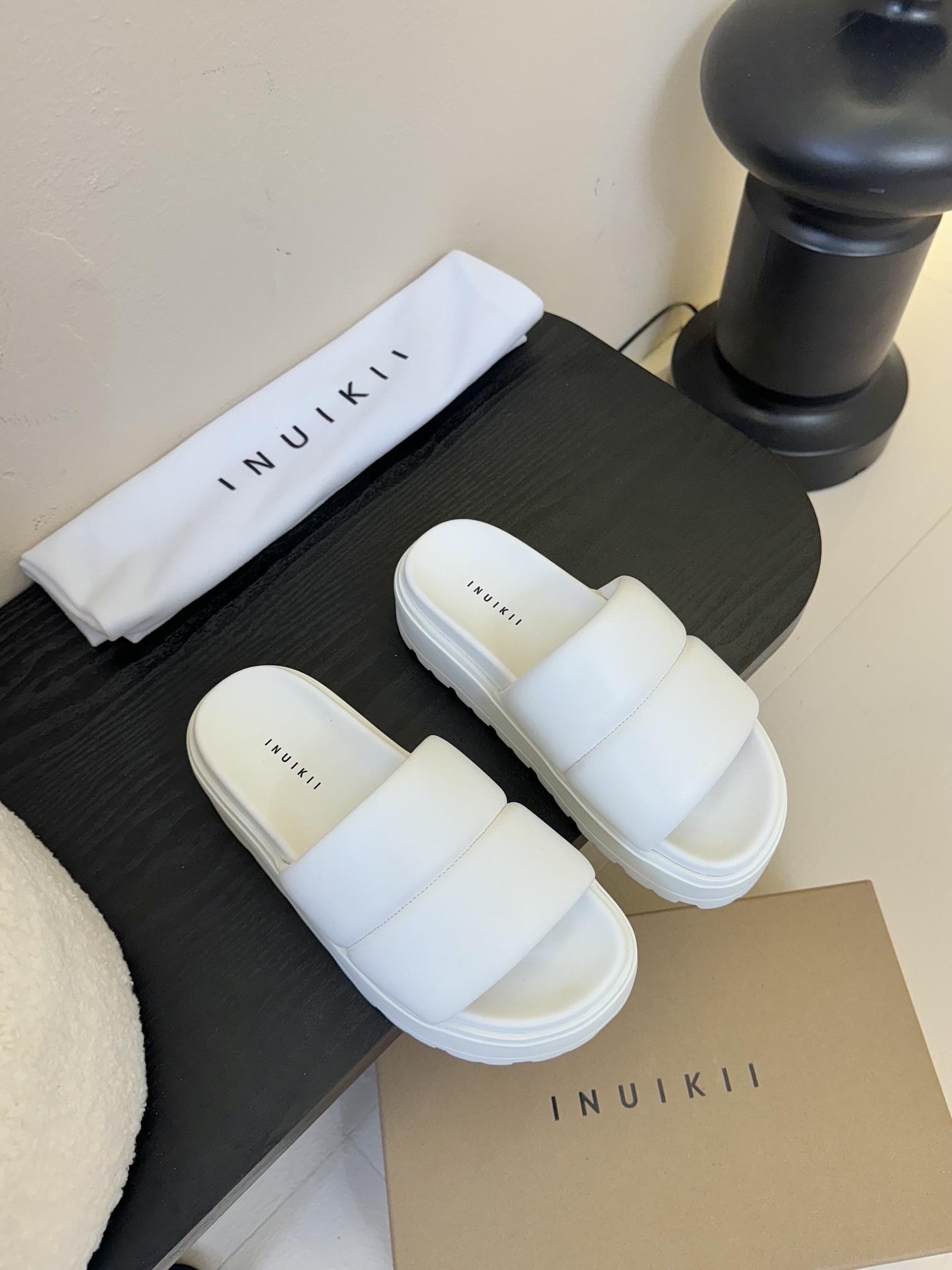INUIKII春夏季新款 懒人拖
采用进口绵羊皮鞋面,柔软亲肤,如同棉花般轻盈包裹双脚,带来极致的穿着