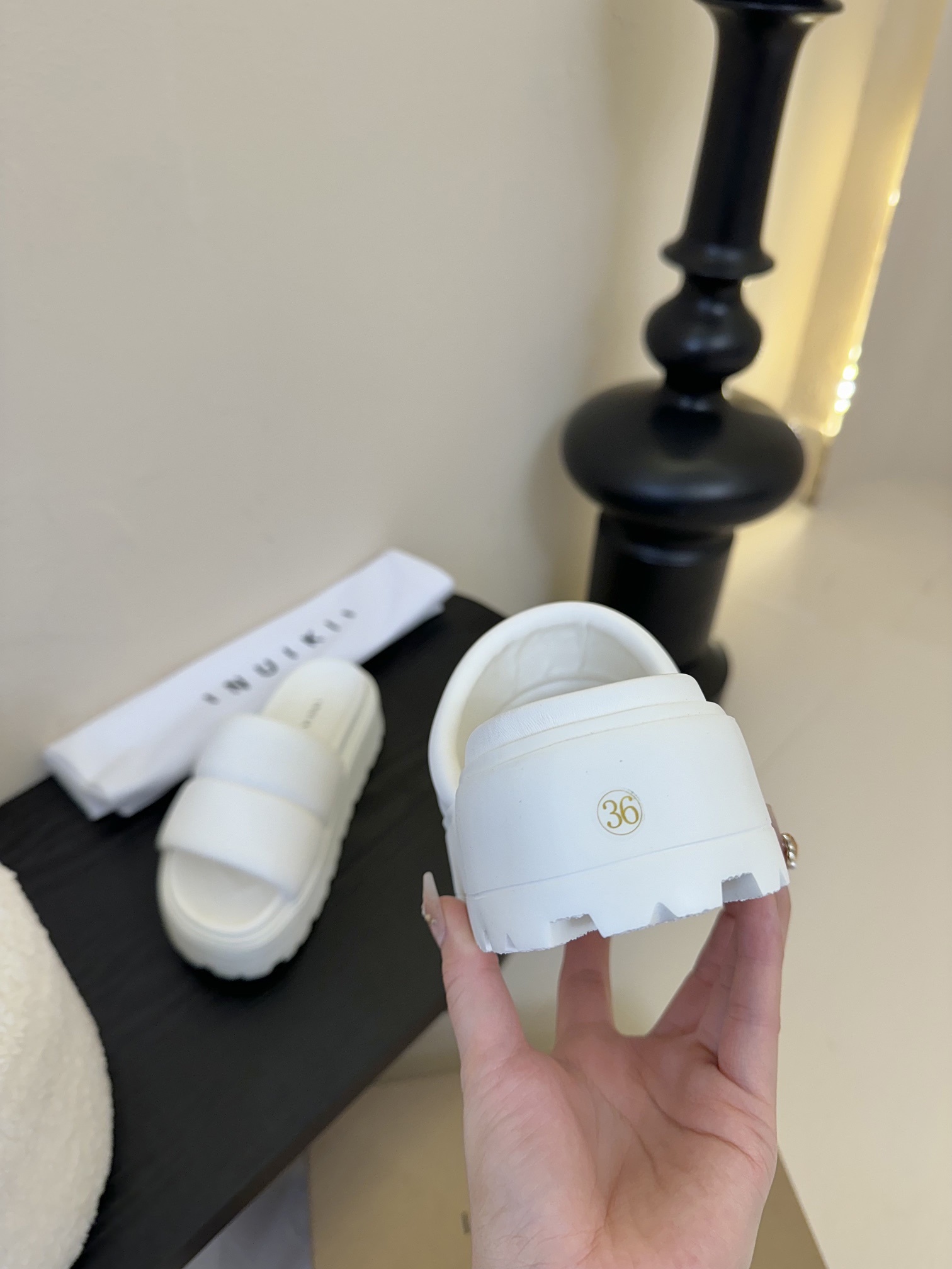 INUIKII春夏季新款 懒人拖
采用进口绵羊皮鞋面,柔软亲肤,如同棉花般轻盈包裹双脚,带来极致的穿着