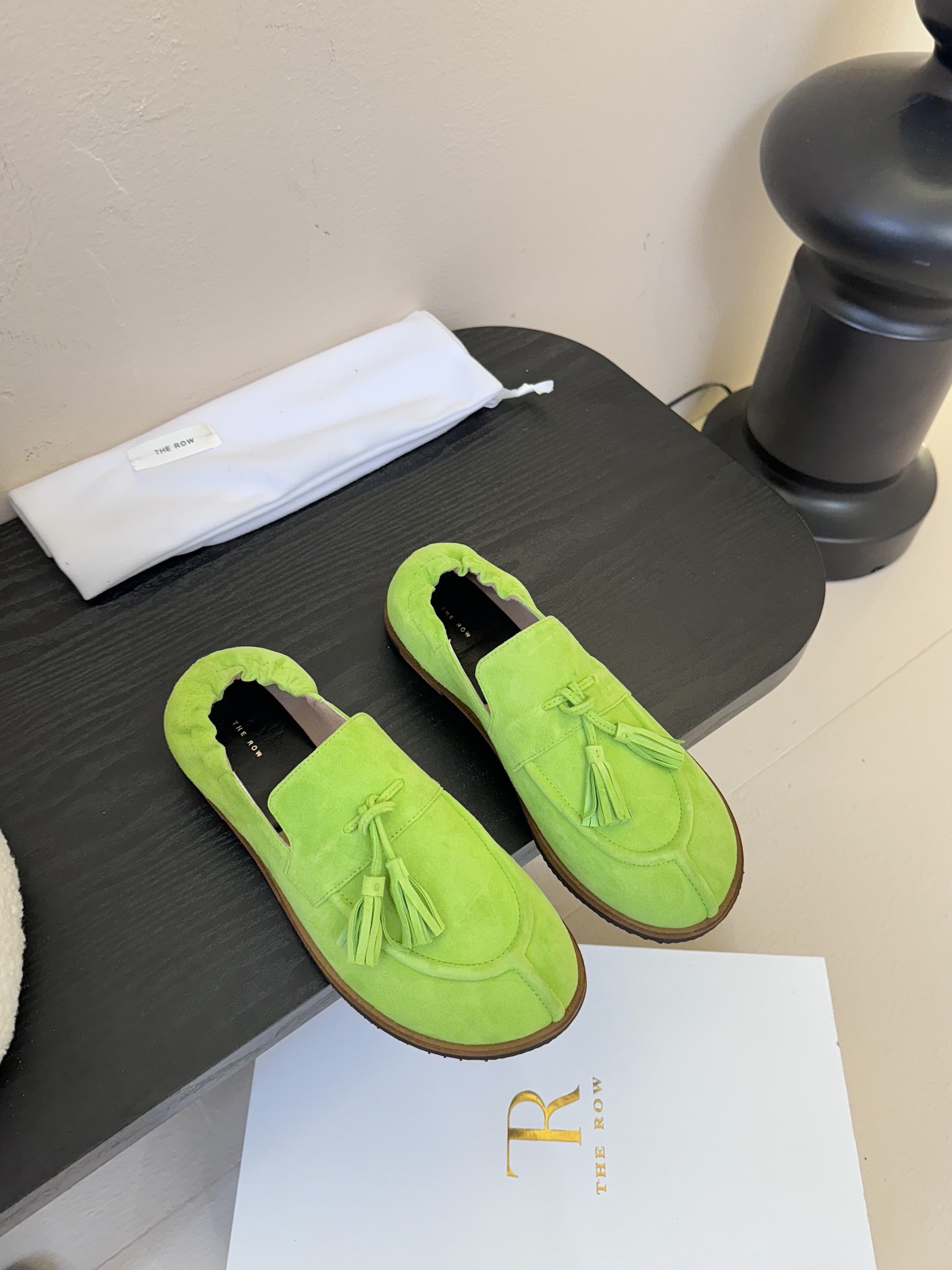 
The row新品中性复古简约乐福鞋流苏单鞋！
方头设计确保长时间穿着的舒适性，无论是搭配休闲装还是正