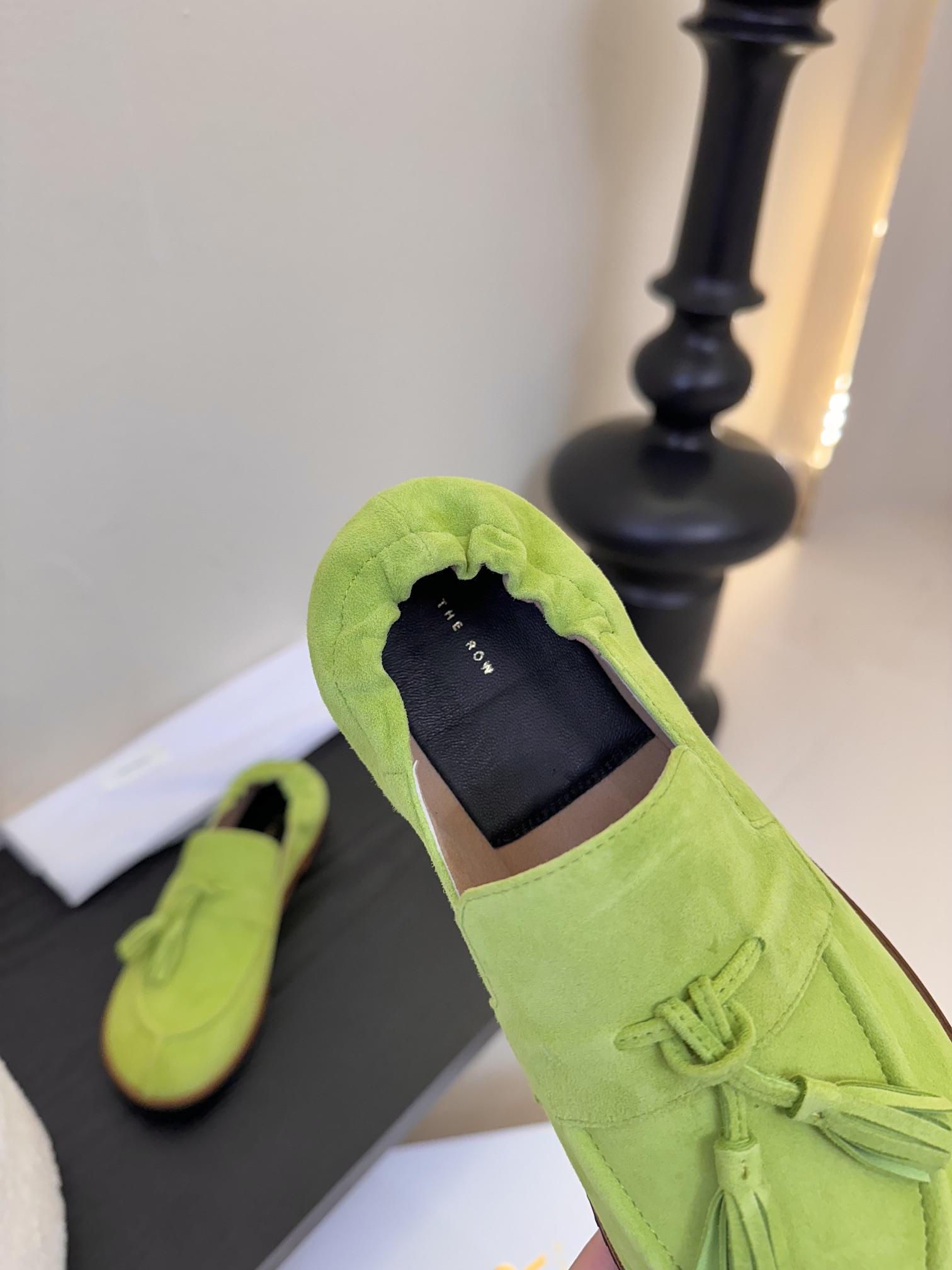
The row新品中性复古简约乐福鞋流苏单鞋！
方头设计确保长时间穿着的舒适性，无论是搭配休闲装还是正