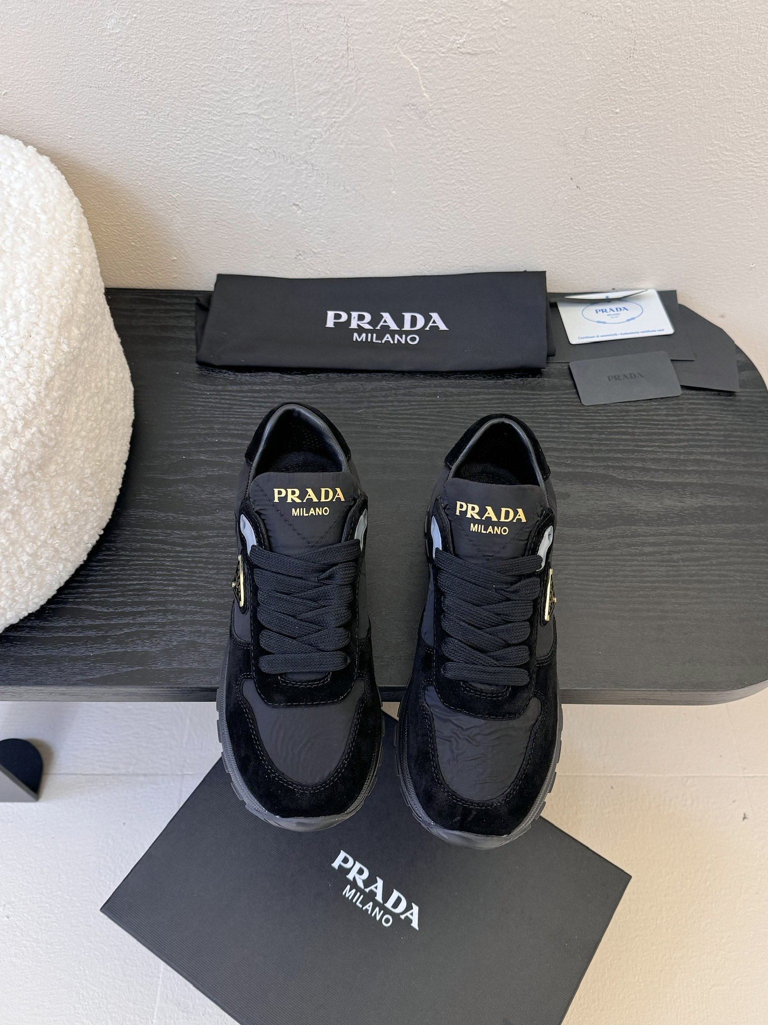 
Prada普拉达 25ss 春夏新款三角标运动鞋

高丝光和进口透气布拼接撞色，细节感跟好 三角标点缀