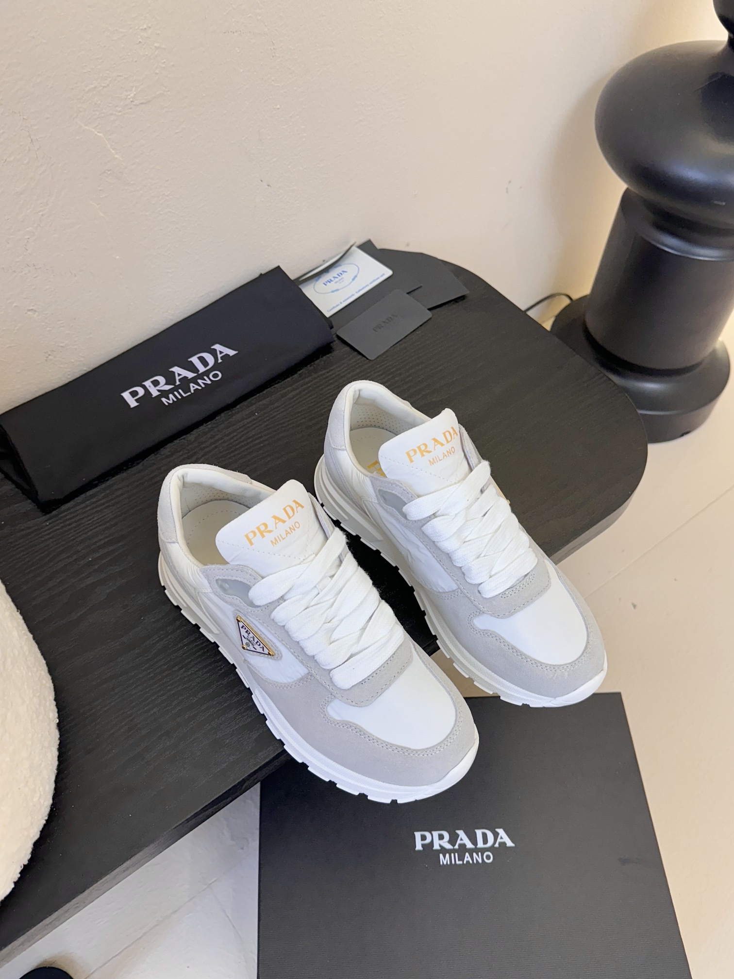 
Prada普拉达 25ss 春夏新款三角标运动鞋

高丝光和进口透气布拼接撞色，细节感跟好 三角标点缀