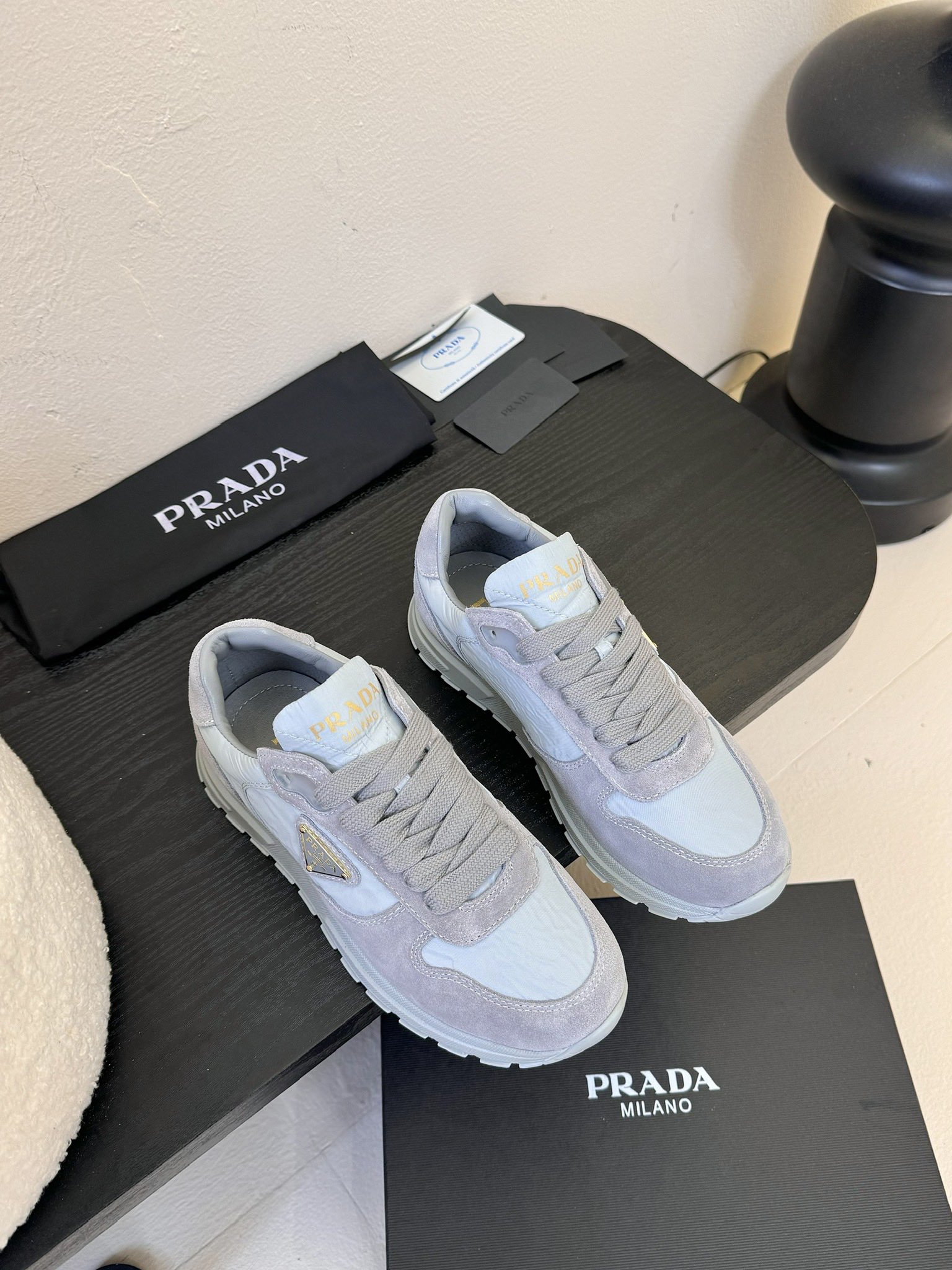 
Prada普拉达 25ss 春夏新款三角标运动鞋

高丝光和进口透气布拼接撞色，细节感跟好 三角标点缀