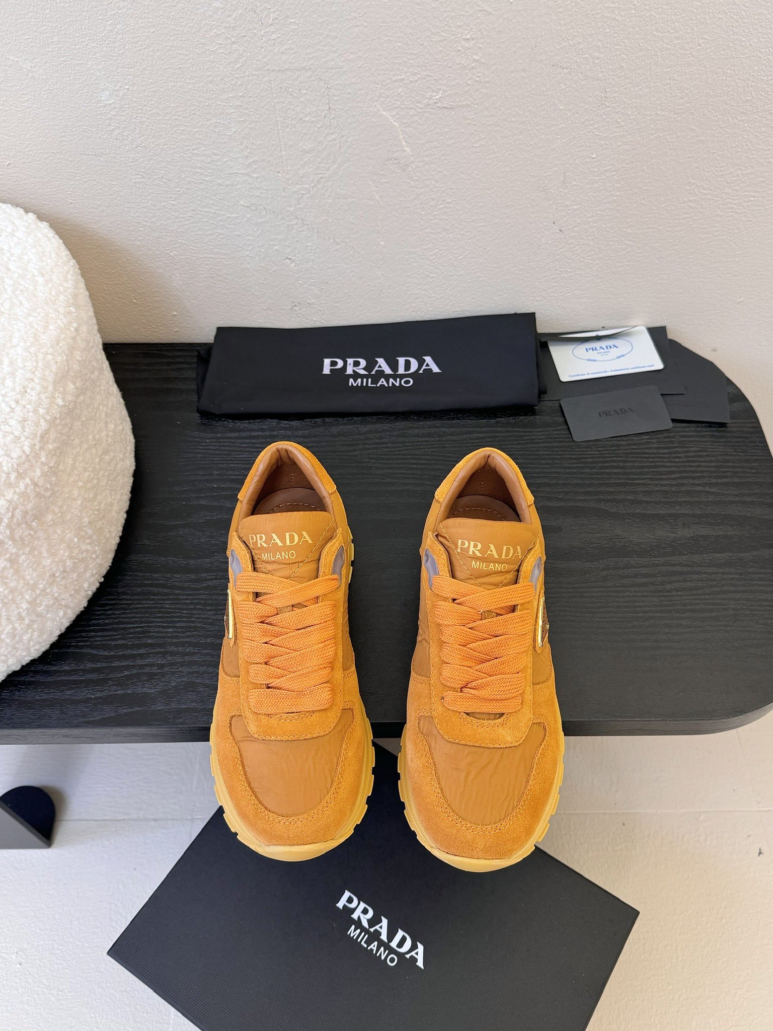 
Prada普拉达 25ss 春夏新款三角标运动鞋

高丝光和进口透气布拼接撞色，细节感跟好 三角标点缀