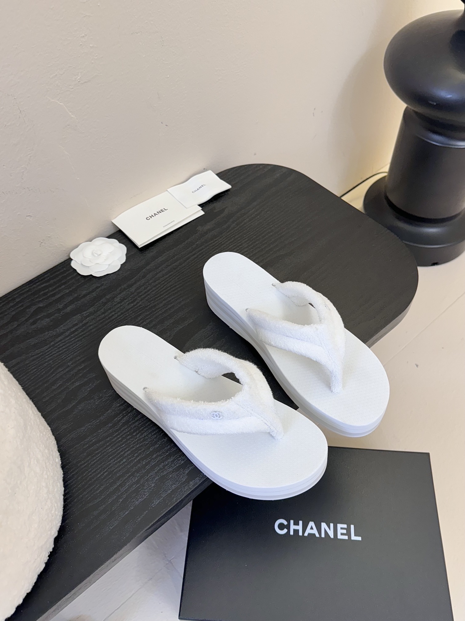  
CHANEL香奈儿走秀款拖鞋 完全原版一比一复刻打造 版型超级正 最新时尚的设计 火遍全网的单鞋，上