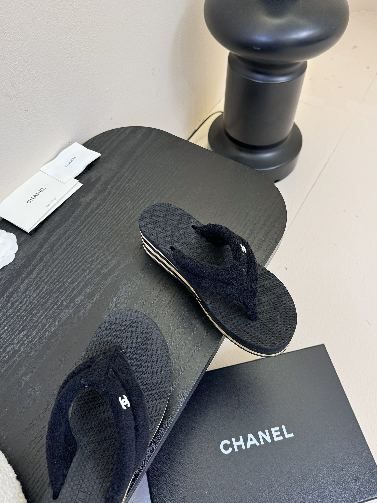  
CHANEL香奈儿走秀款拖鞋 完全原版一比一复刻打造 版型超级正 最新时尚的设计 火遍全网的单鞋，上