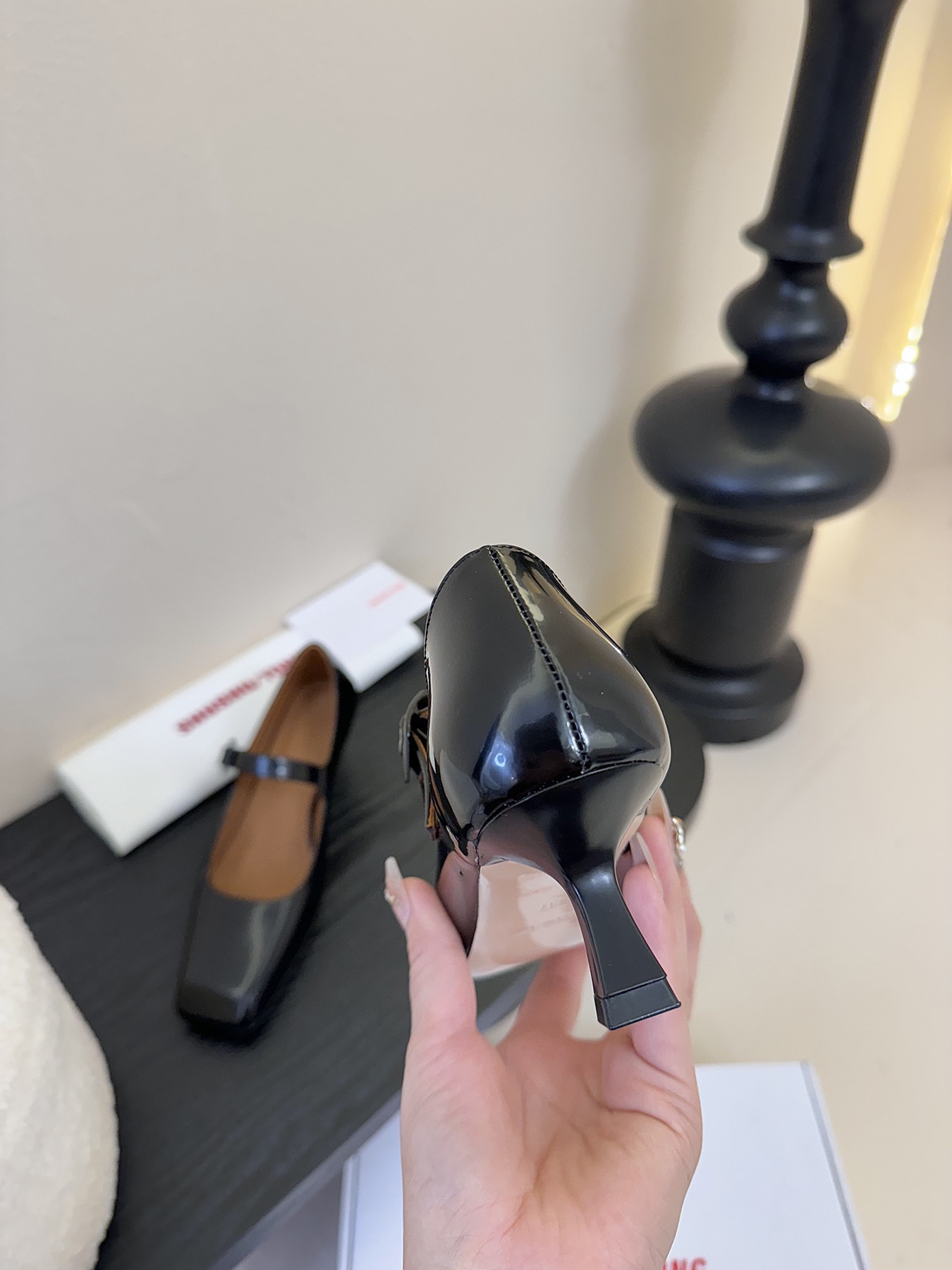 
SHUSHUTONG 25ss方头小跟玛丽珍单鞋

被问N次的仙女战靴 非它莫属 方头设计复古又摩登 