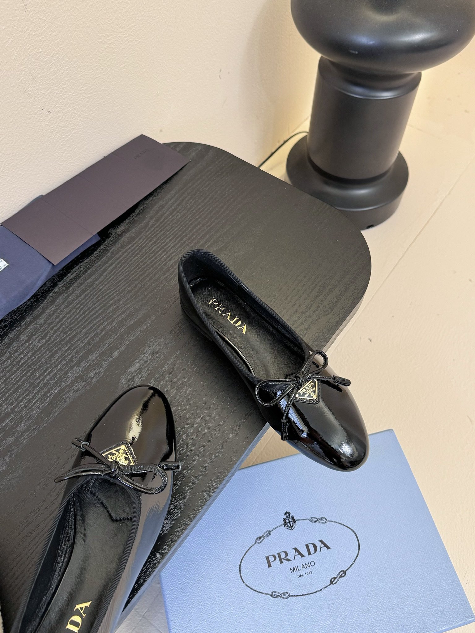  
𝐏𝐑𝐀𝐃𝐀 普拉达春夏新品圆头三角标 玛丽珍单鞋 芭蕾舞平底鞋

时髦百搭nice单品，各路美女站稳