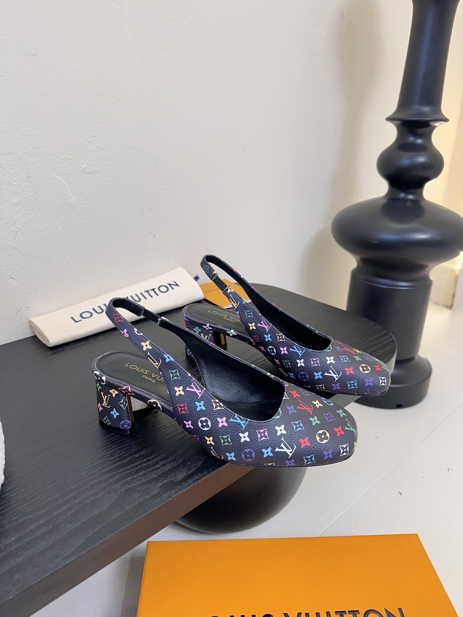 Louis Vuitton LV Swing ้ซ่ท้๐ฅๆ็ซๆๆฐ้ๅฑ่ท็ไธฝ็ๅ็ฉบ็ฒ่ทๅ้ๅญๆฏๆ ้ซ่ทๅ้