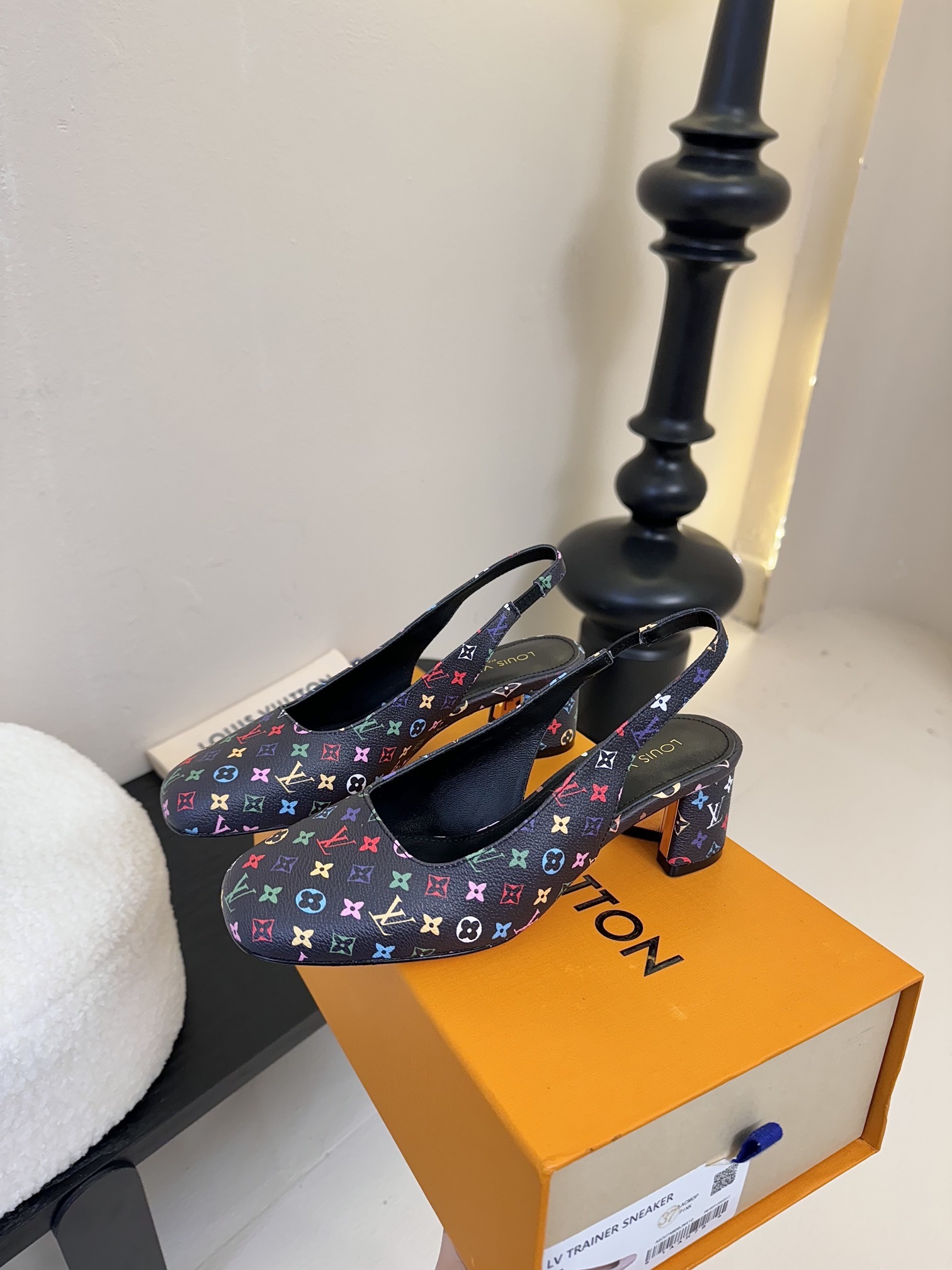 Louis Vuitton LV Swing ้ซ่ท้๐ฅๆ็ซๆๆฐ้ๅฑ่ท็ไธฝ็ๅ็ฉบ็ฒ่ทๅ้ๅญๆฏๆ ้ซ่ทๅ้