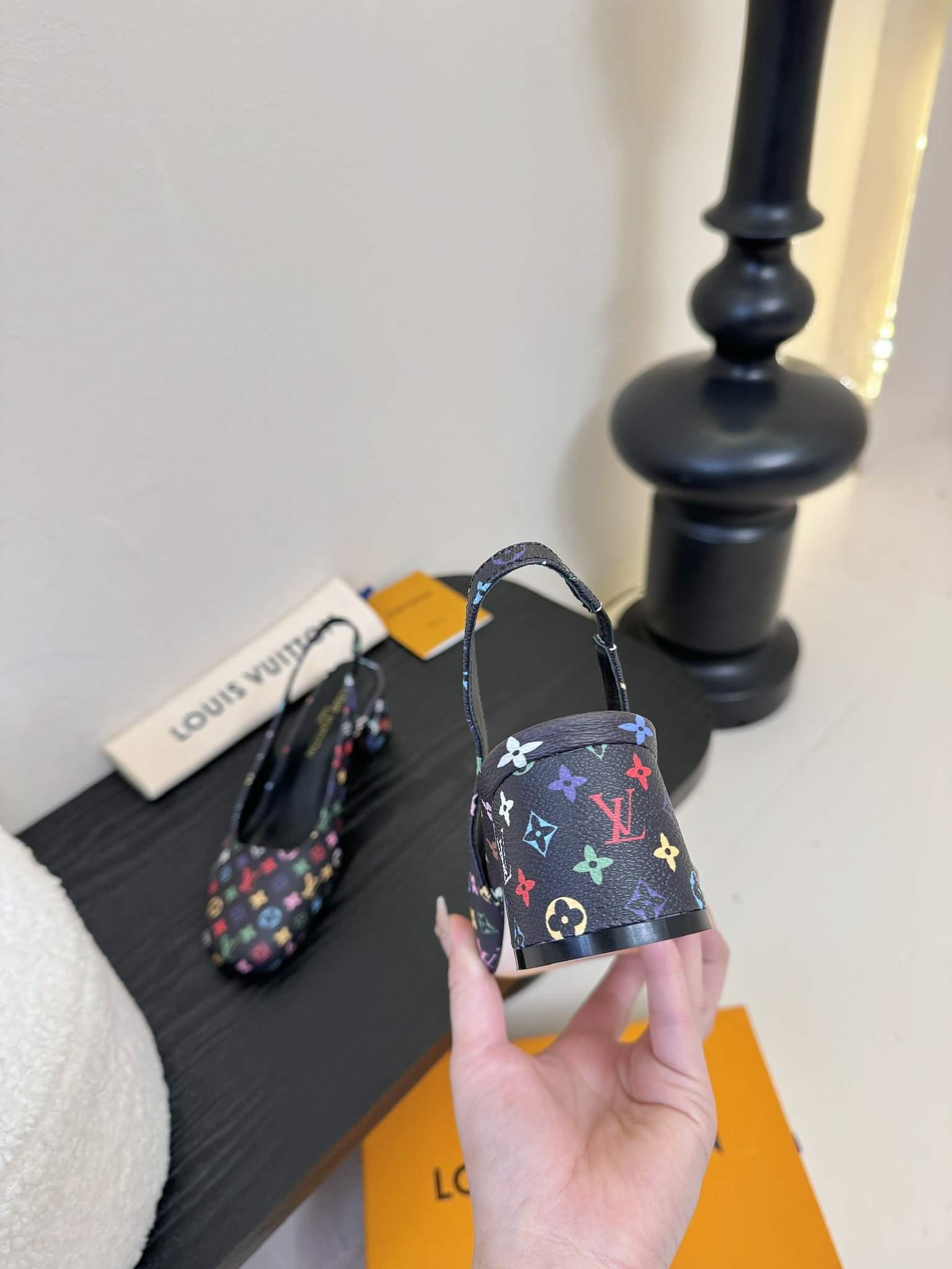 Louis Vuitton LV Swing ้ซ่ท้๐ฅๆ็ซๆๆฐ้ๅฑ่ท็ไธฝ็ๅ็ฉบ็ฒ่ทๅ้ๅญๆฏๆ ้ซ่ทๅ้