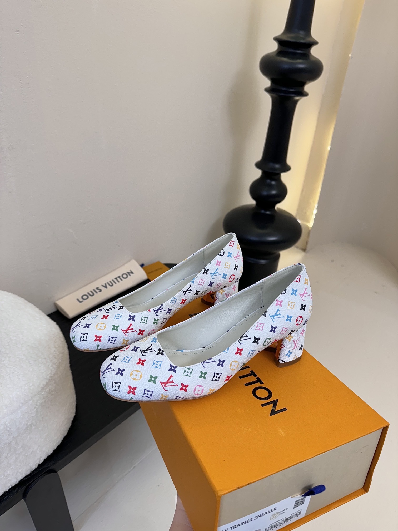 Louis Vuitton LV Swing ้ซ่ท้๐ฅๆ็ซๆๆฐ้ๅฑ่ท็ไธฝ็ๅ็ฉบ็ฒ่ทๅ้ๅญๆฏๆ ้ซ่ทๅ้